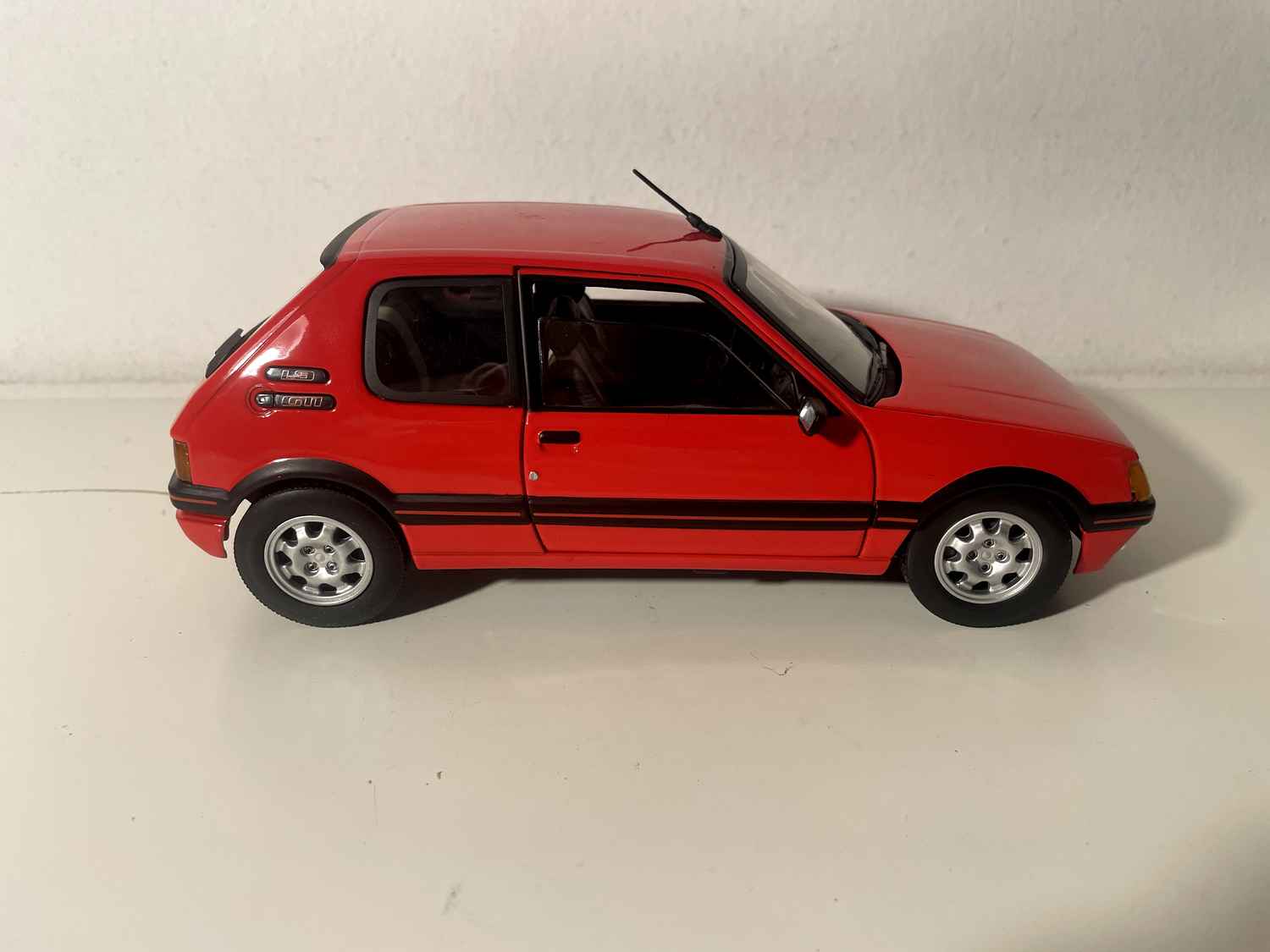 Peugeot 205 GTI czerwony (Solido w skali 1/18)