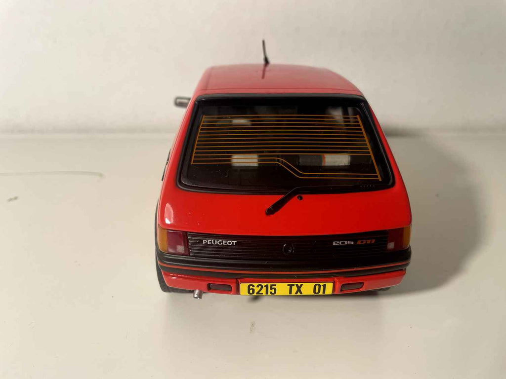Peugeot 205 GTI czerwony (Solido w skali 1/18)