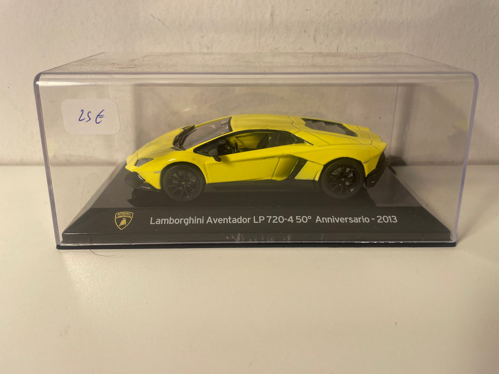 Lamborghini Aventador LP 720-4 50ème Annversario jaune de 2013 (avec logo à gauche sur le socle)