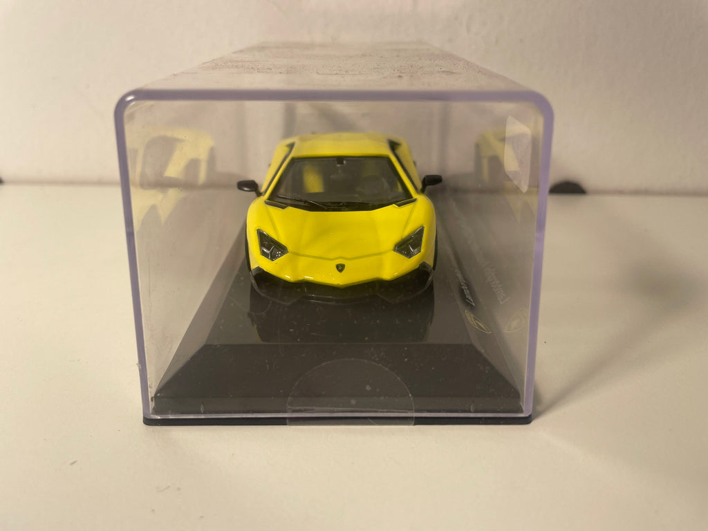 Lamborghini Aventador LP 720-4 50ème Annversario jaune de 2013 (avec logo à gauche sur le socle)