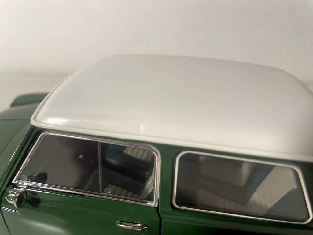 Mini Cooper S verde de 1964 (Solido escala 1/18)