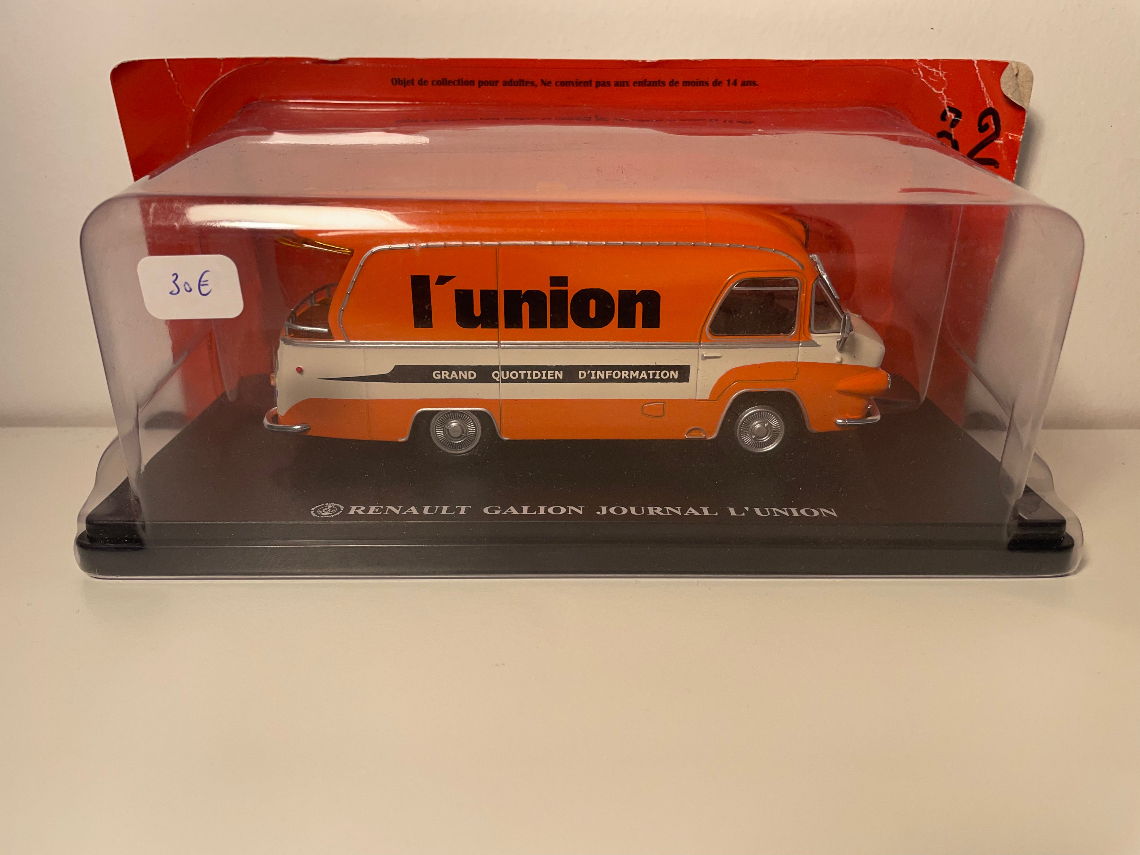 Renault Galion orange et beige avec publicité pour le quotidien L'UNION