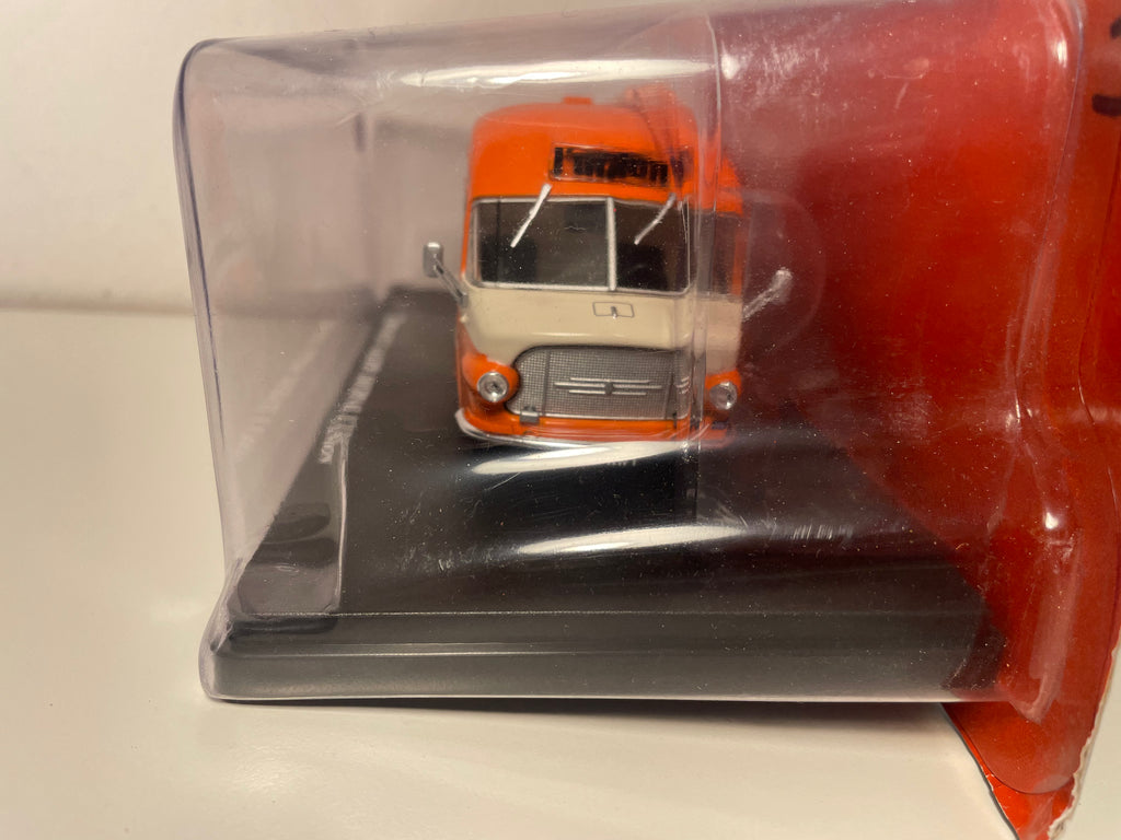 Renault Galion orange et beige avec publicité pour le quotidien L'UNION