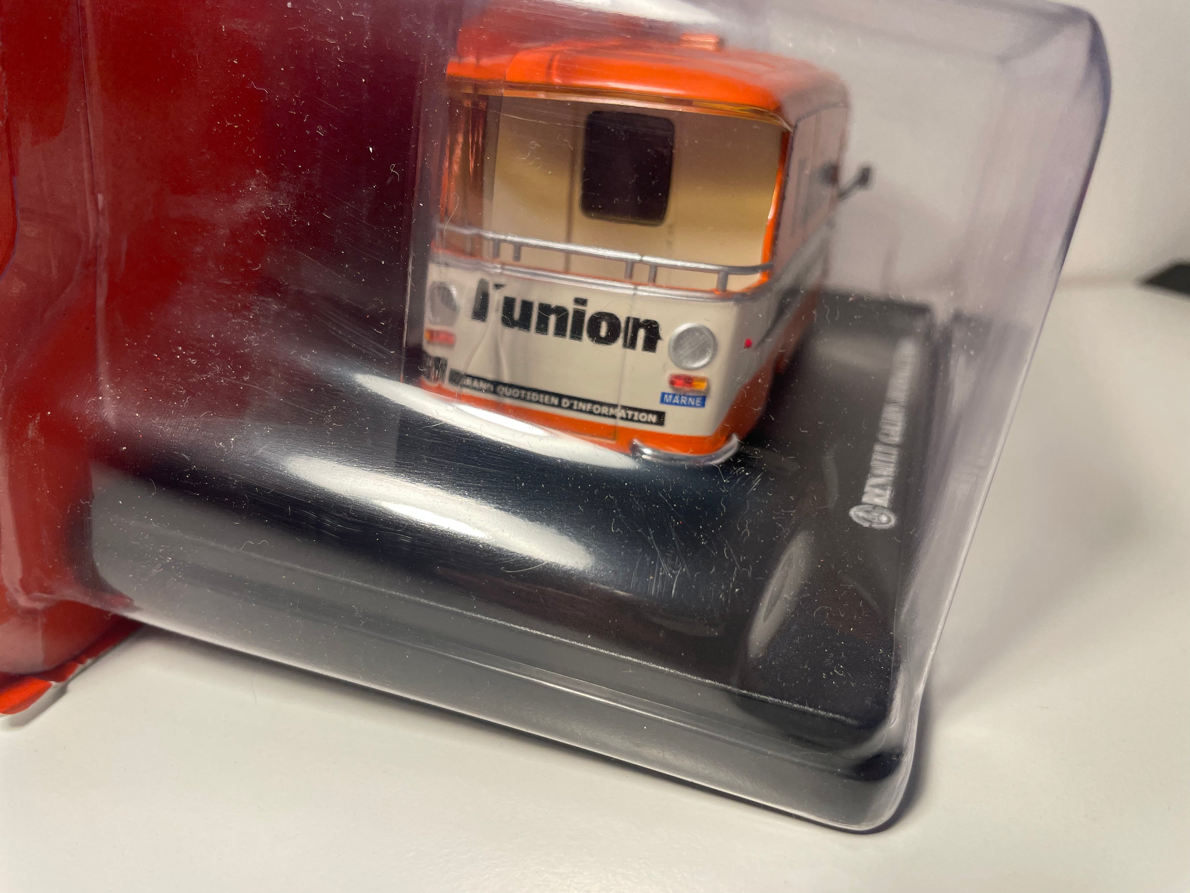 Renault Galion orange et beige avec publicité pour le quotidien L'UNION