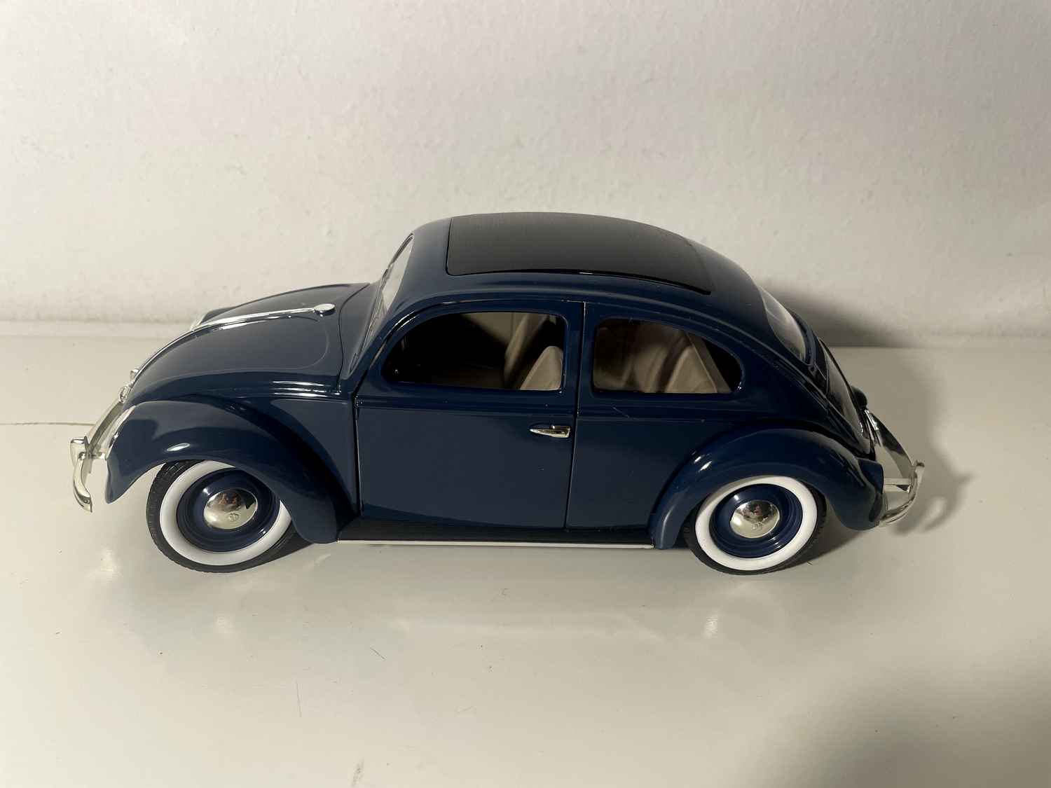 Volkswagen Beetle azul oscuro (Solido escala 1/18)