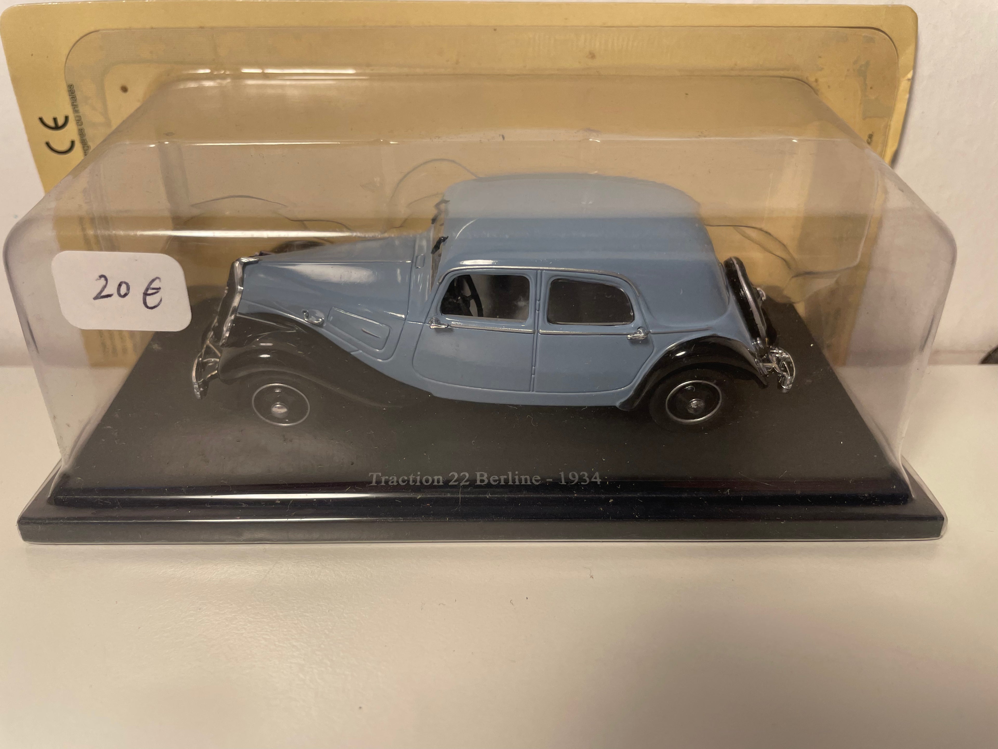 Citroën traction 22 berlina blu e nera del 1934