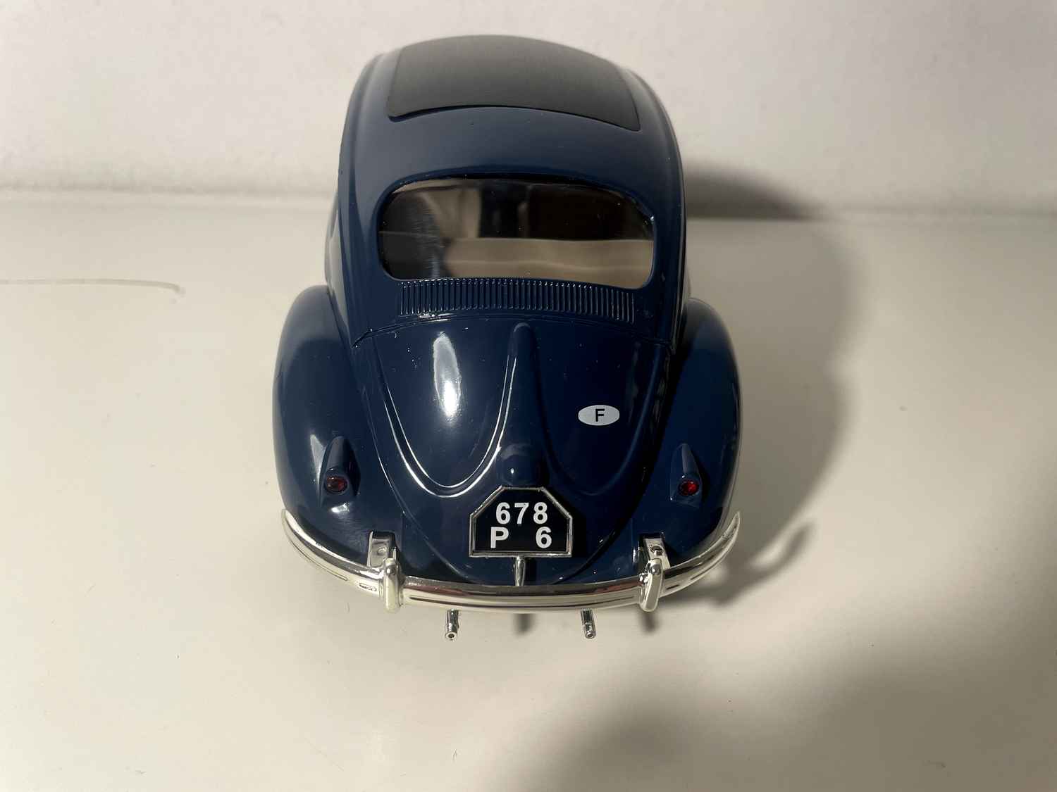 Volkswagen Beetle azul oscuro (Solido escala 1/18)