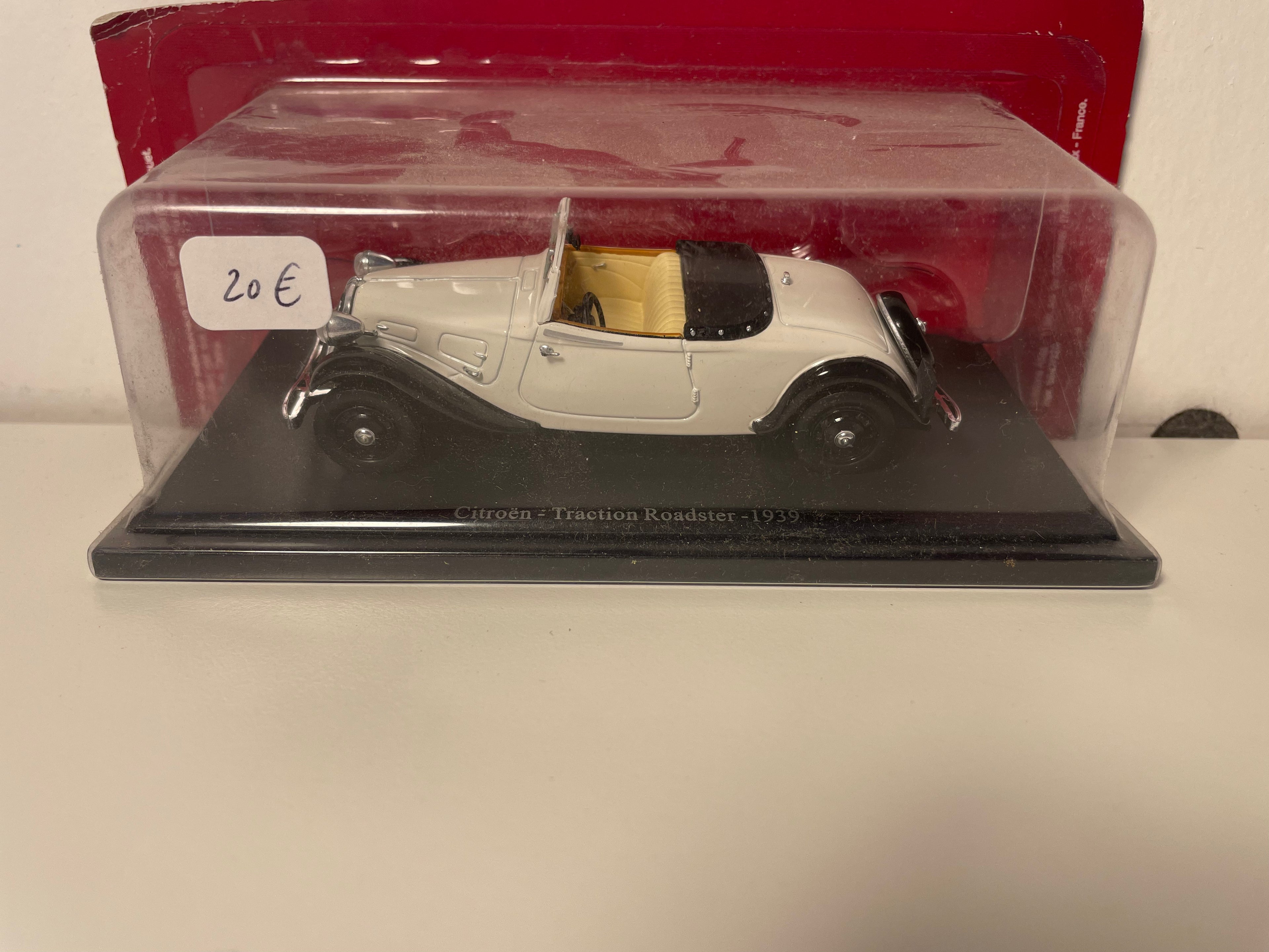 Citroën Traction Roadster bianca (bianco sporco) e nera del 1939