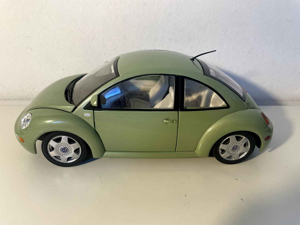 Volkswagen New Beetle verde de 1999 (Solido escala 1/18)