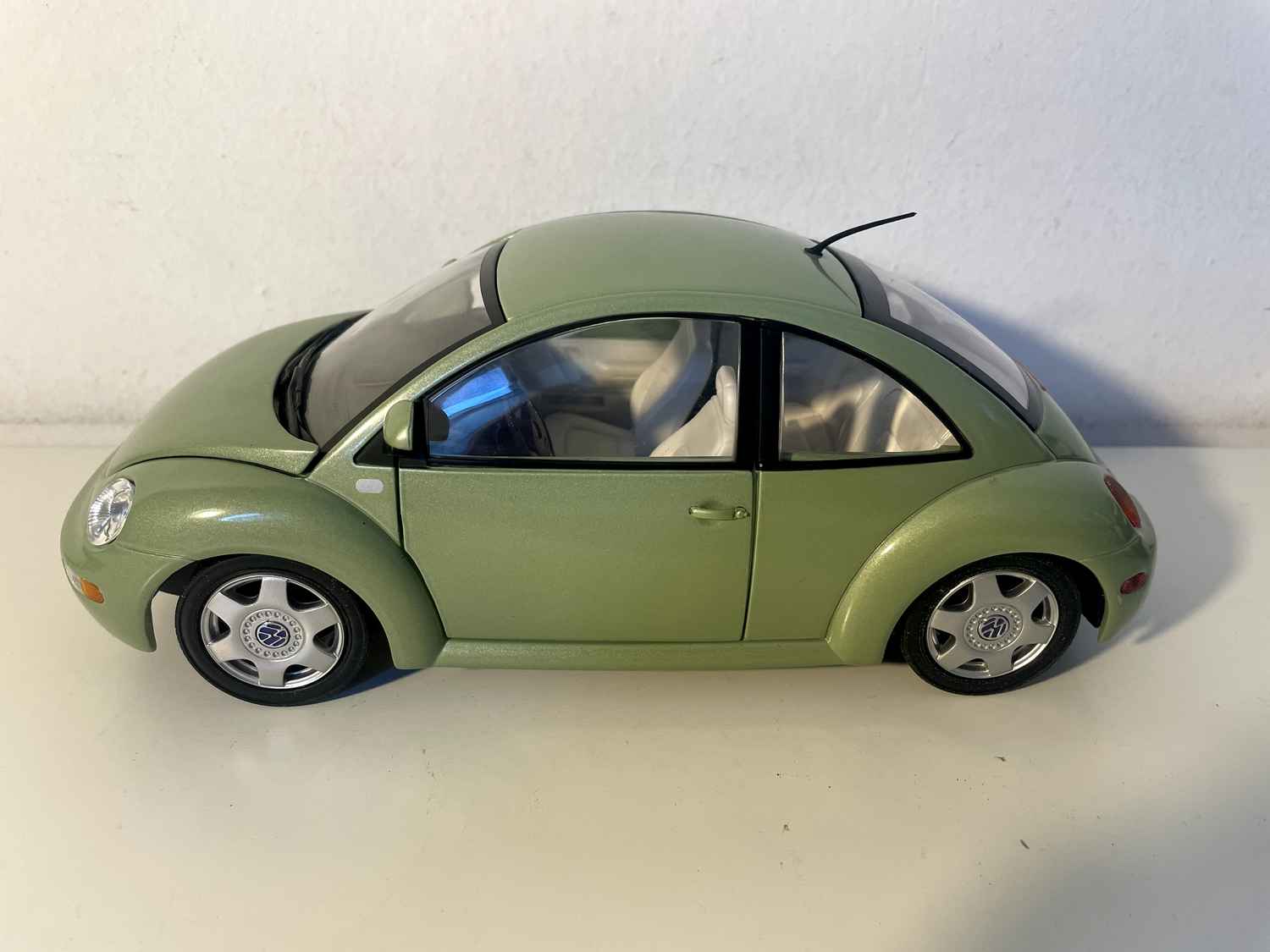 Volkswagen New Beetle verde de 1999 (Solido escala 1/18)
