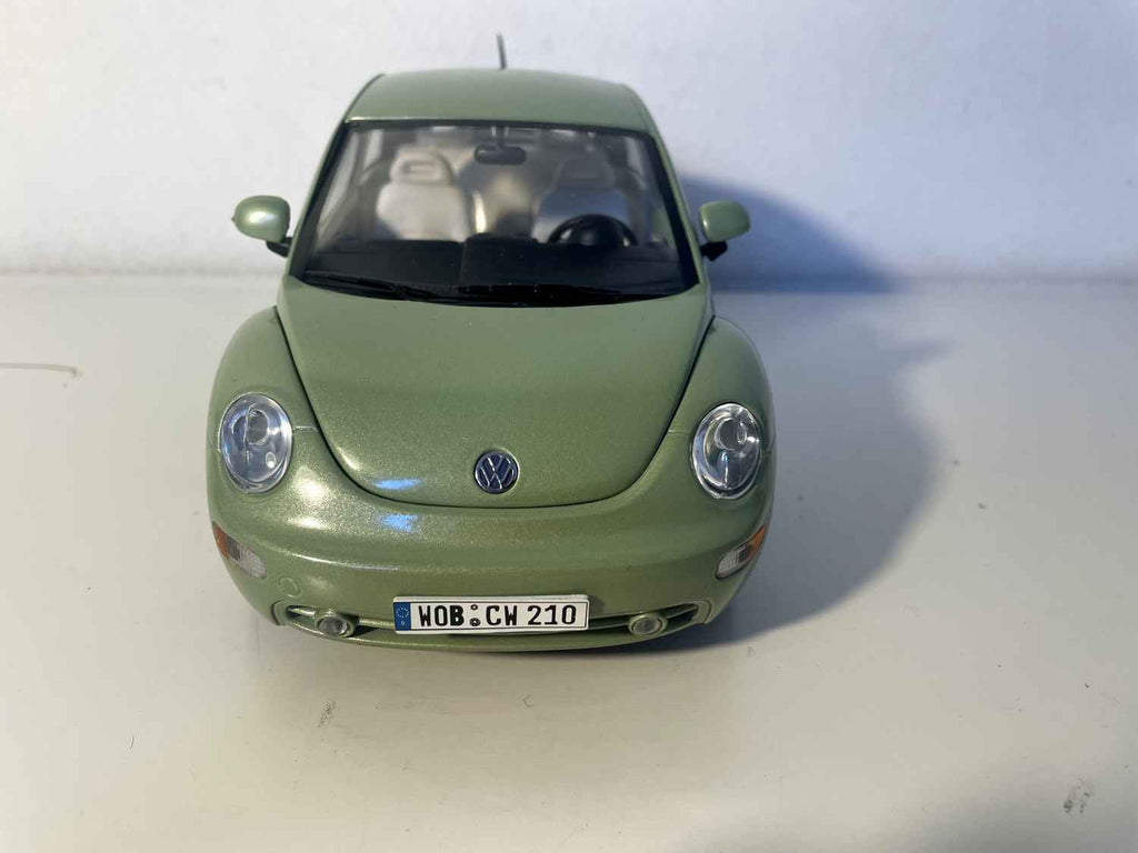 Volkswagen New Beetle verde de 1999 (Solido escala 1/18)