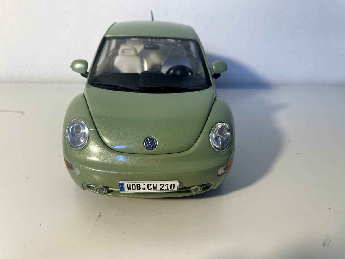 Volkswagen New Beetle verde de 1999 (Solido escala 1/18)