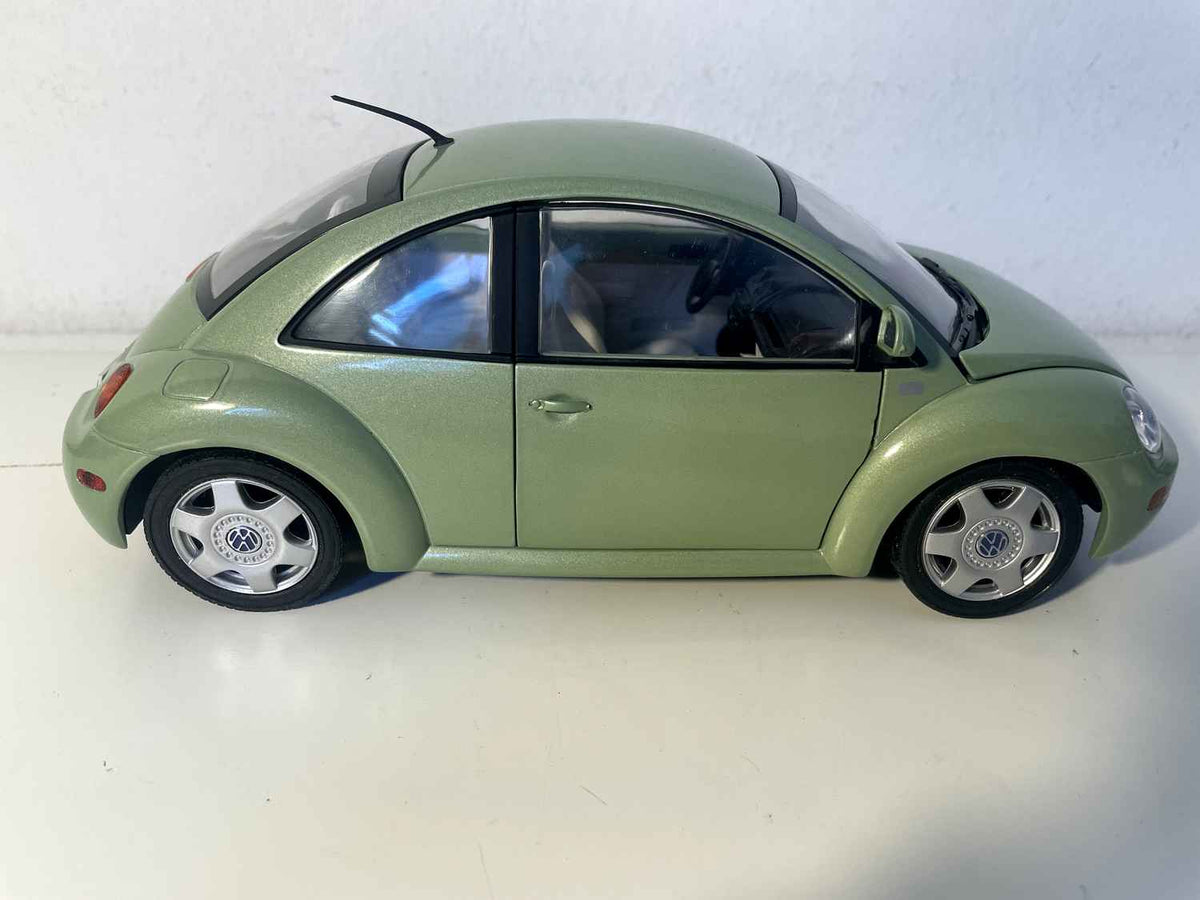 Volkswagen New Beetle verde de 1999 (Solido escala 1/18)
