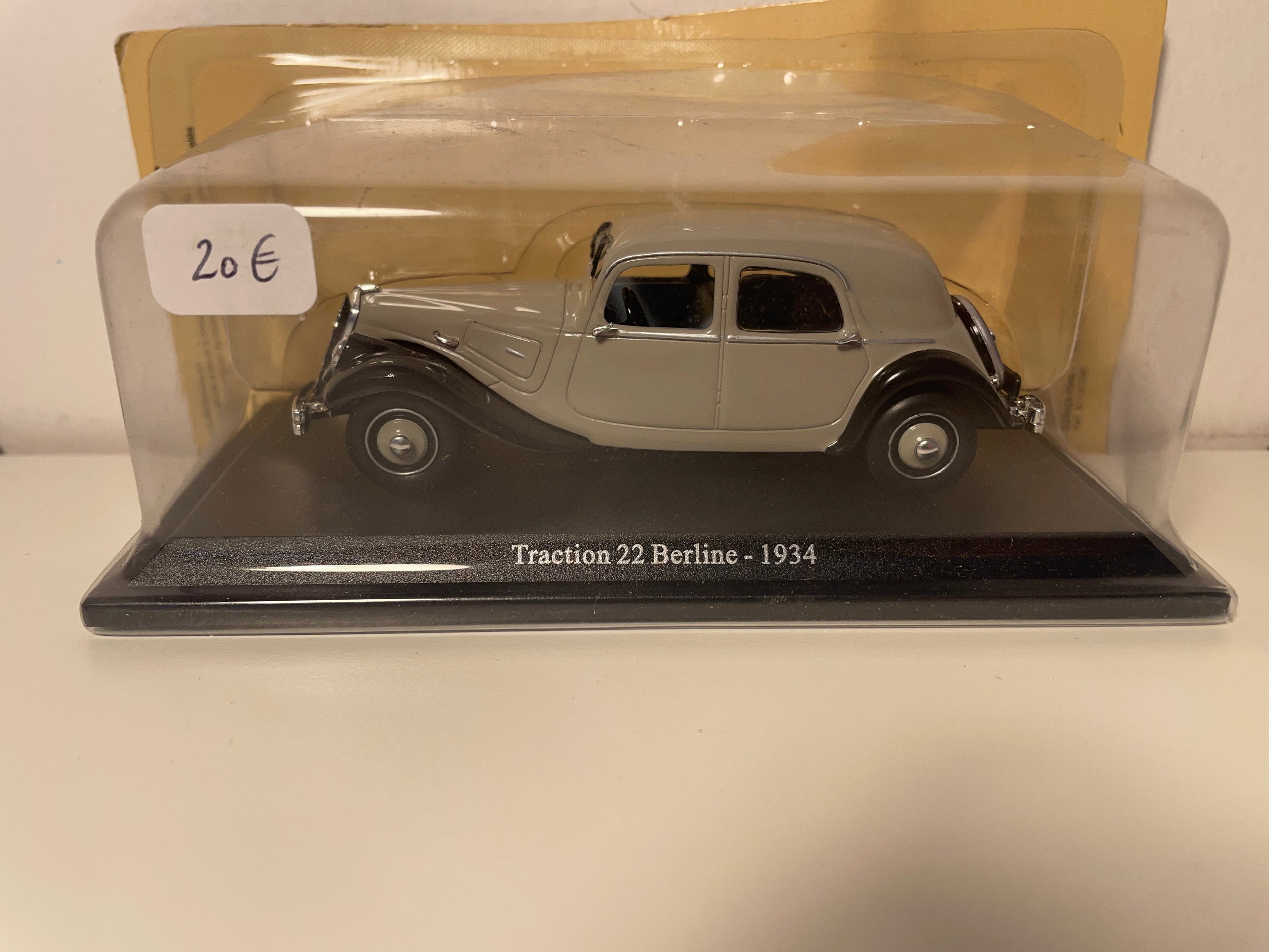 Citroën 22 Donkergrijze en Zwarte Sedan uit 1934