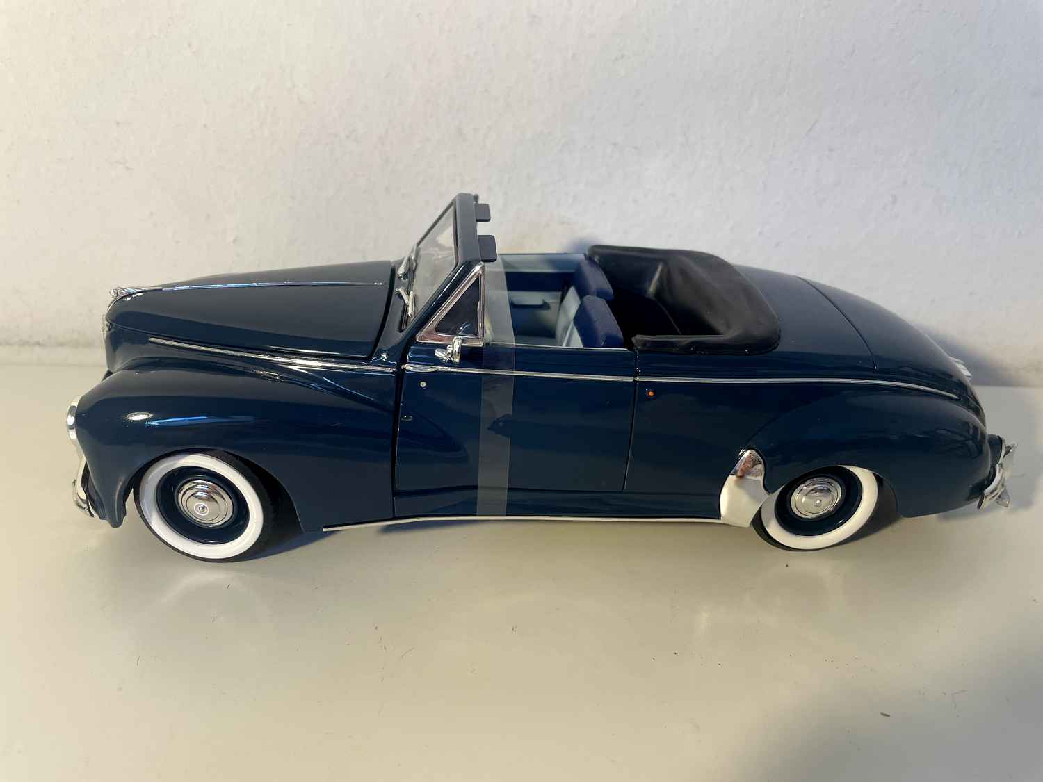 Ciemnoniebieski kabriolet Peugeot 203 z 1954 roku (Solido w skali 1/18)