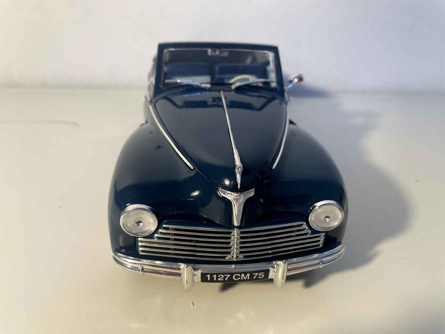 Ciemnoniebieski kabriolet Peugeot 203 z 1954 roku (Solido w skali 1/18)