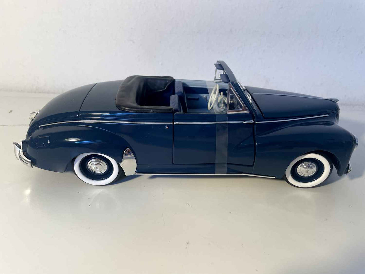 Ciemnoniebieski kabriolet Peugeot 203 z 1954 roku (Solido w skali 1/18)