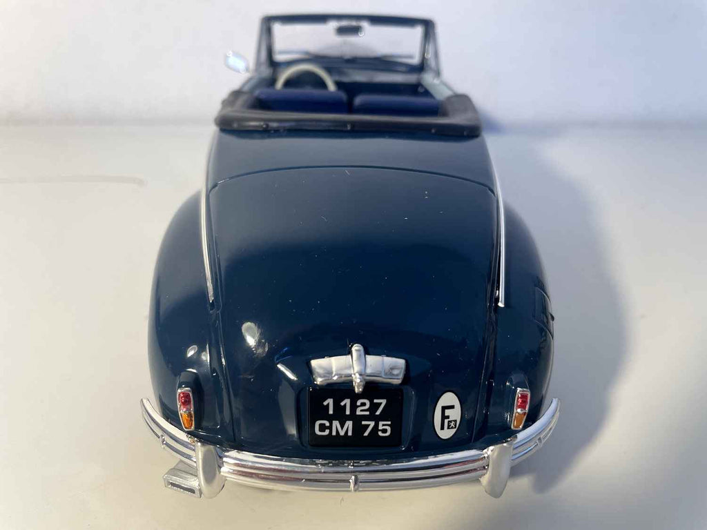 Ciemnoniebieski kabriolet Peugeot 203 z 1954 roku (Solido w skali 1/18)