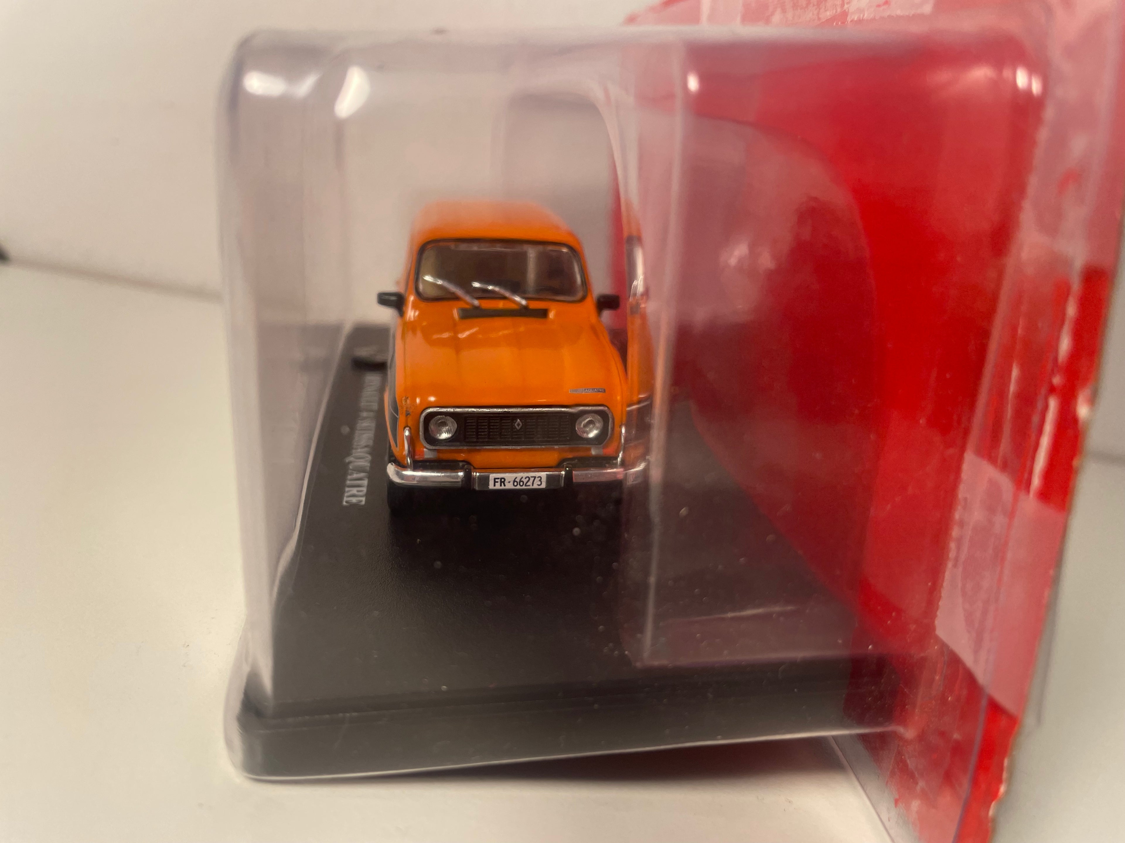 Renault 4L Suissaquatre orange und dunkelblau