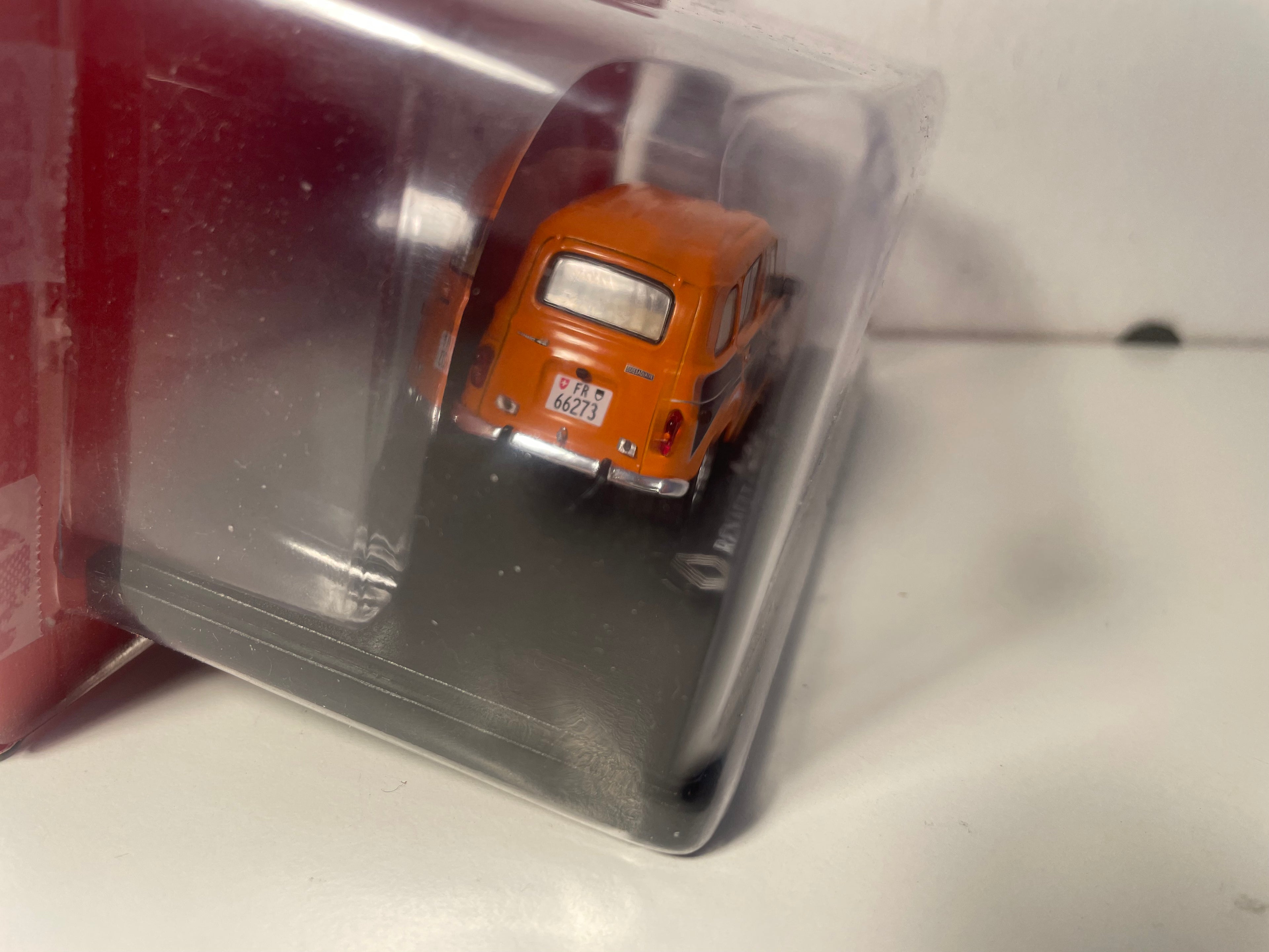 Renault 4L Suissaquatre orange und dunkelblau