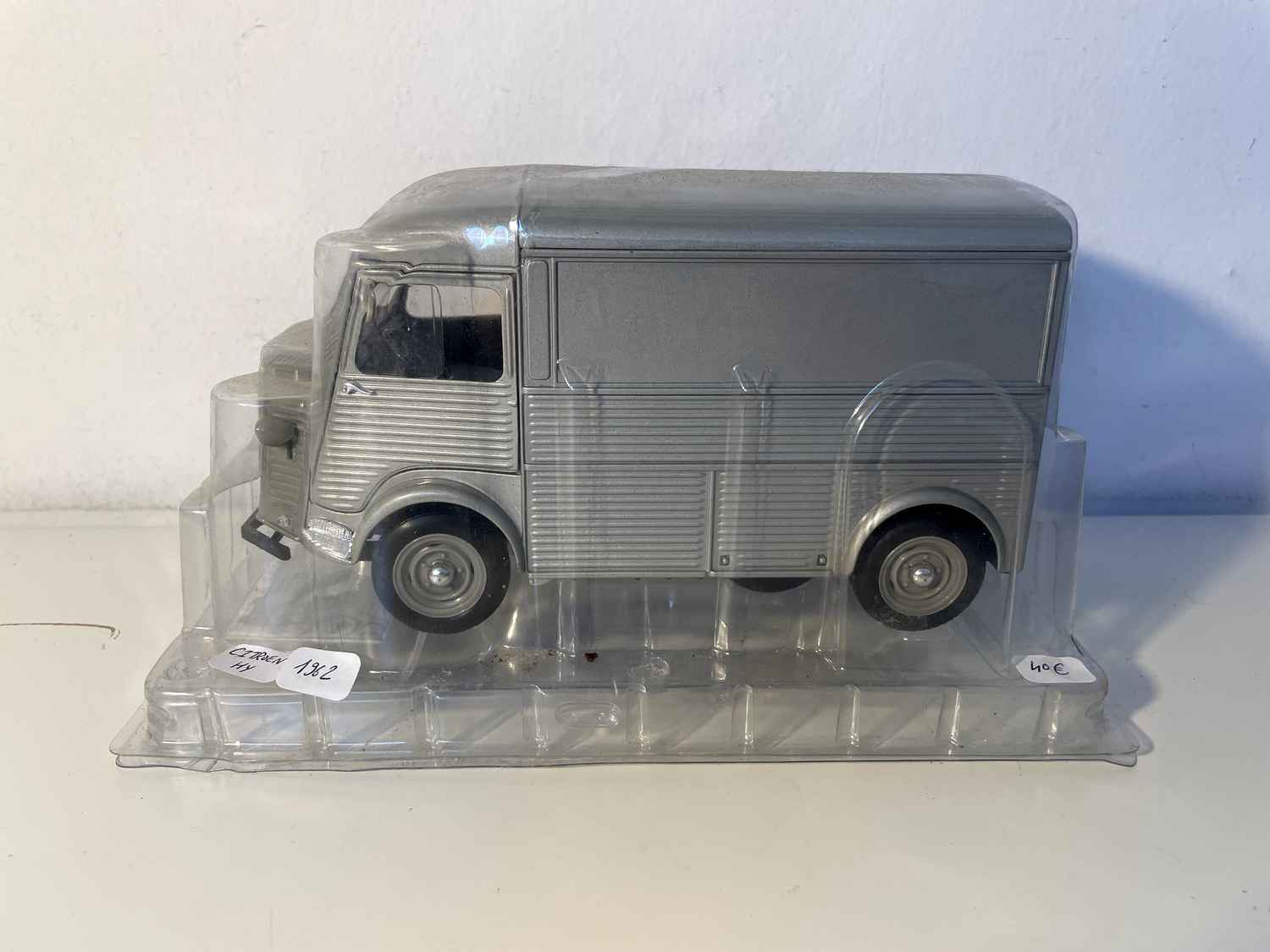 Gray Citroën HY from 1962 (Solido 1/18th scale)