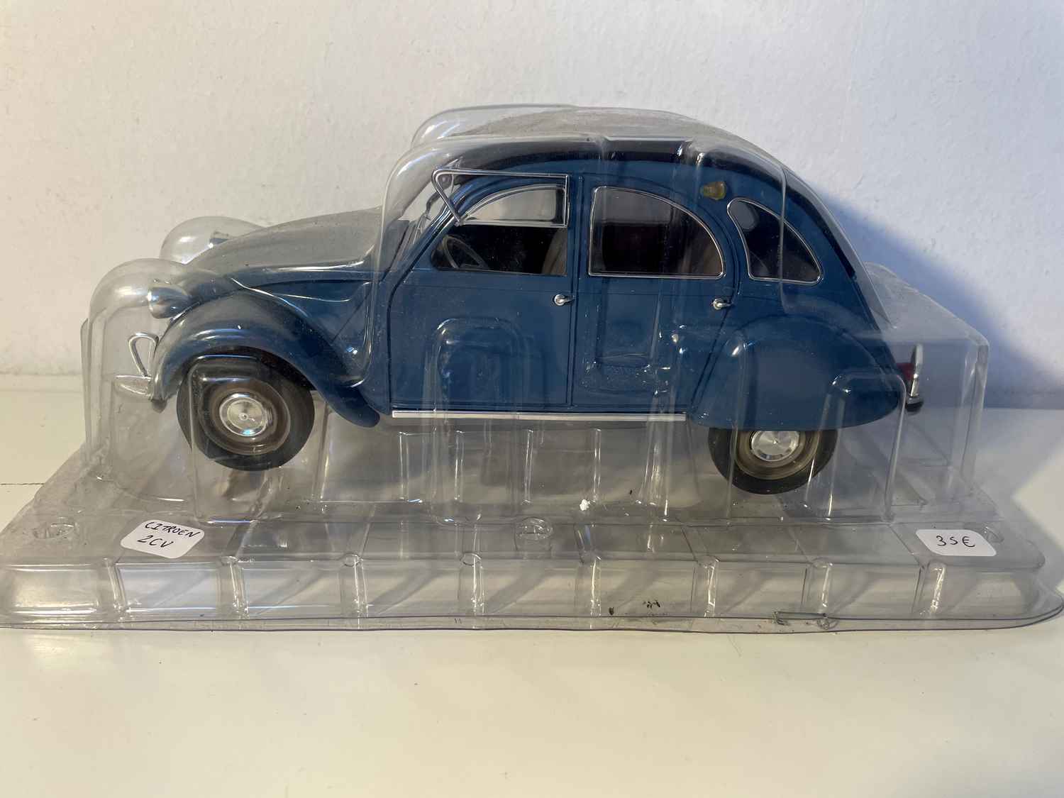 Citroën 2 CV w kolorze ciemnoniebieskim (Solido w skali 1/18)
