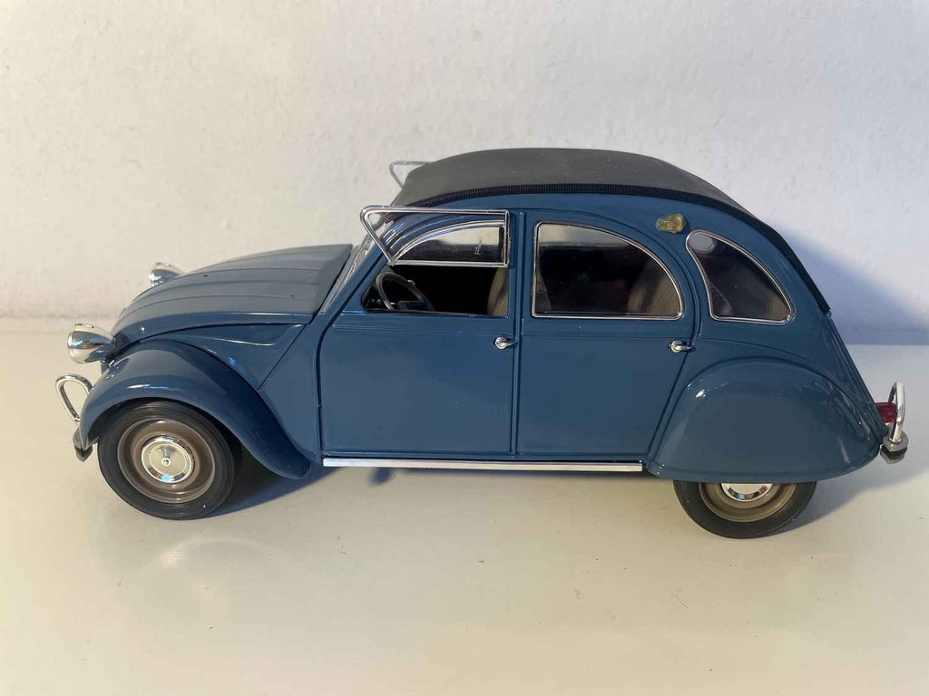 Citroën 2 CV bleue foncée (Solido échelle 1/18ème)