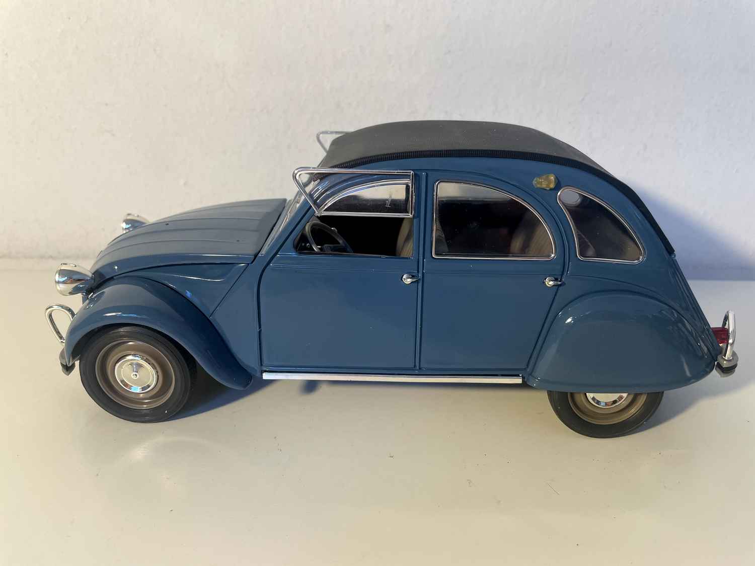 Citroën 2 CV w kolorze ciemnoniebieskim (Solido w skali 1/18)