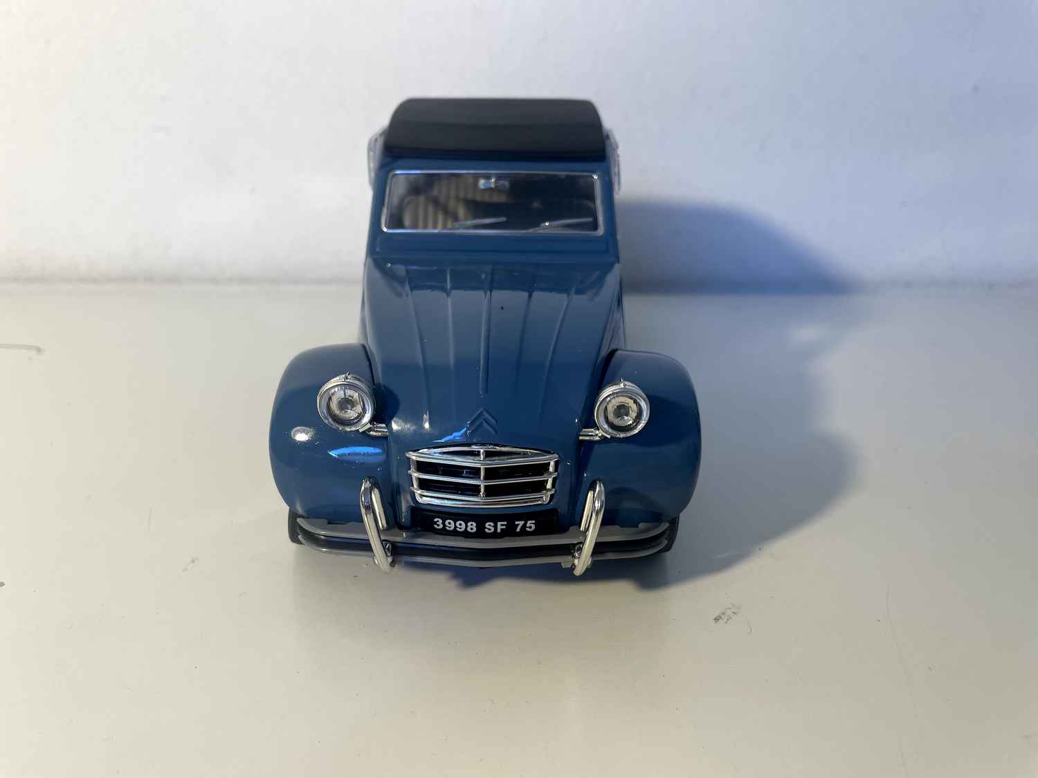 Citroën 2 CV w kolorze ciemnoniebieskim (Solido w skali 1/18)