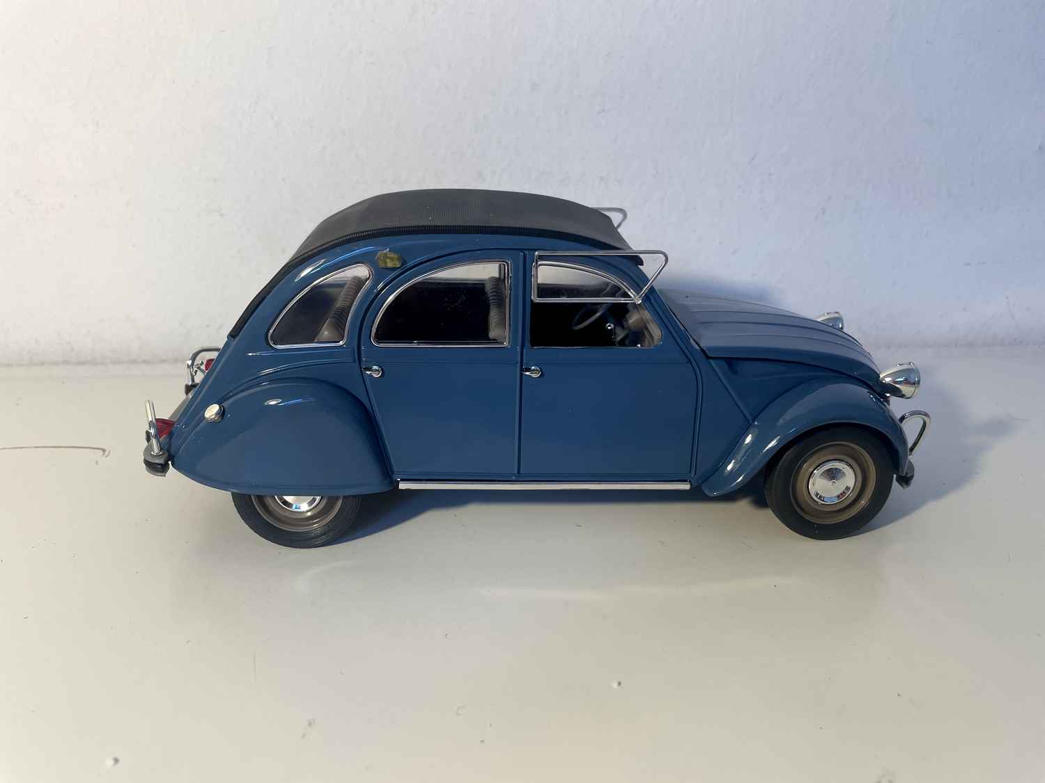 Citroën 2 CV w kolorze ciemnoniebieskim (Solido w skali 1/18)