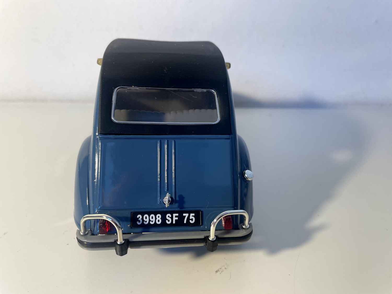 Citroën 2 CV w kolorze ciemnoniebieskim (Solido w skali 1/18)