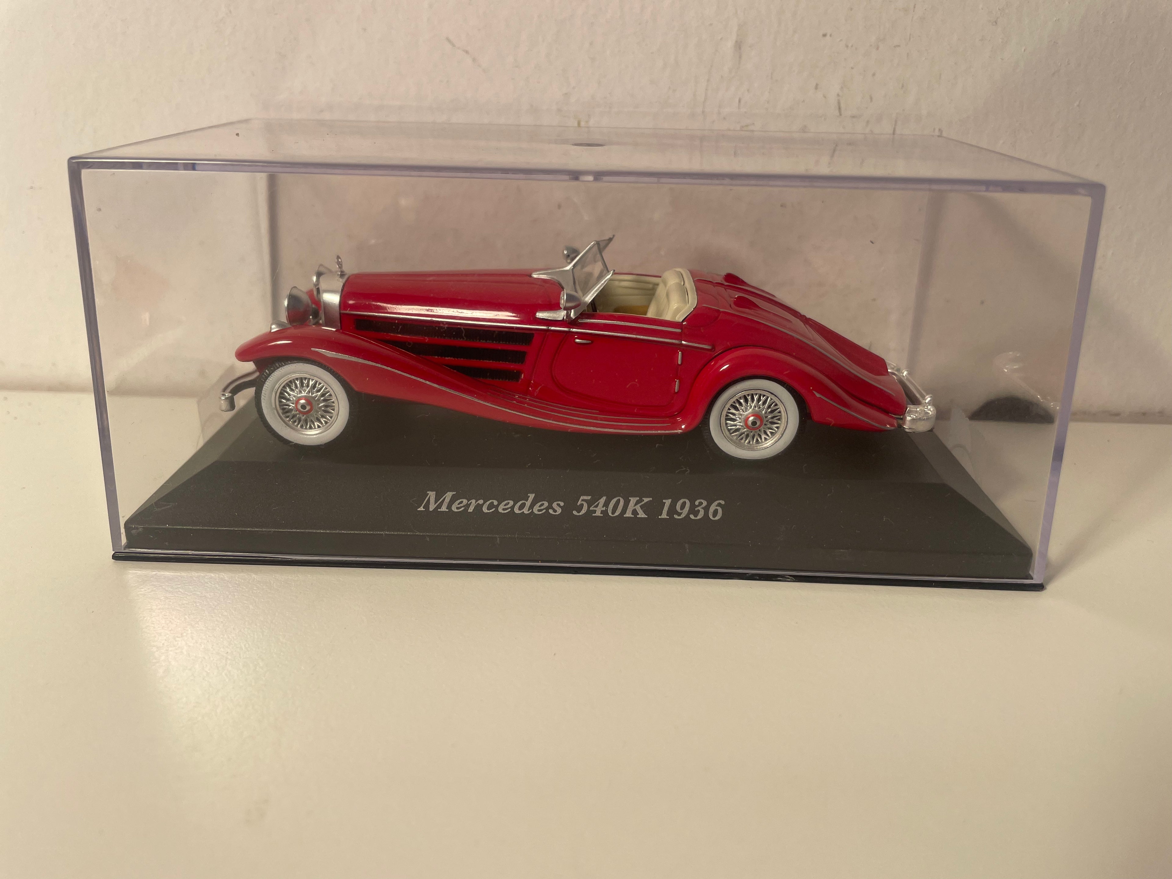 Mercedes 540K rouge foncé de 1936