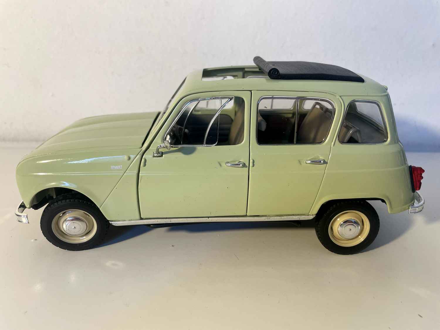 Renault 4L jasnozielony (anyżowy) (Solido w skali 1/18)