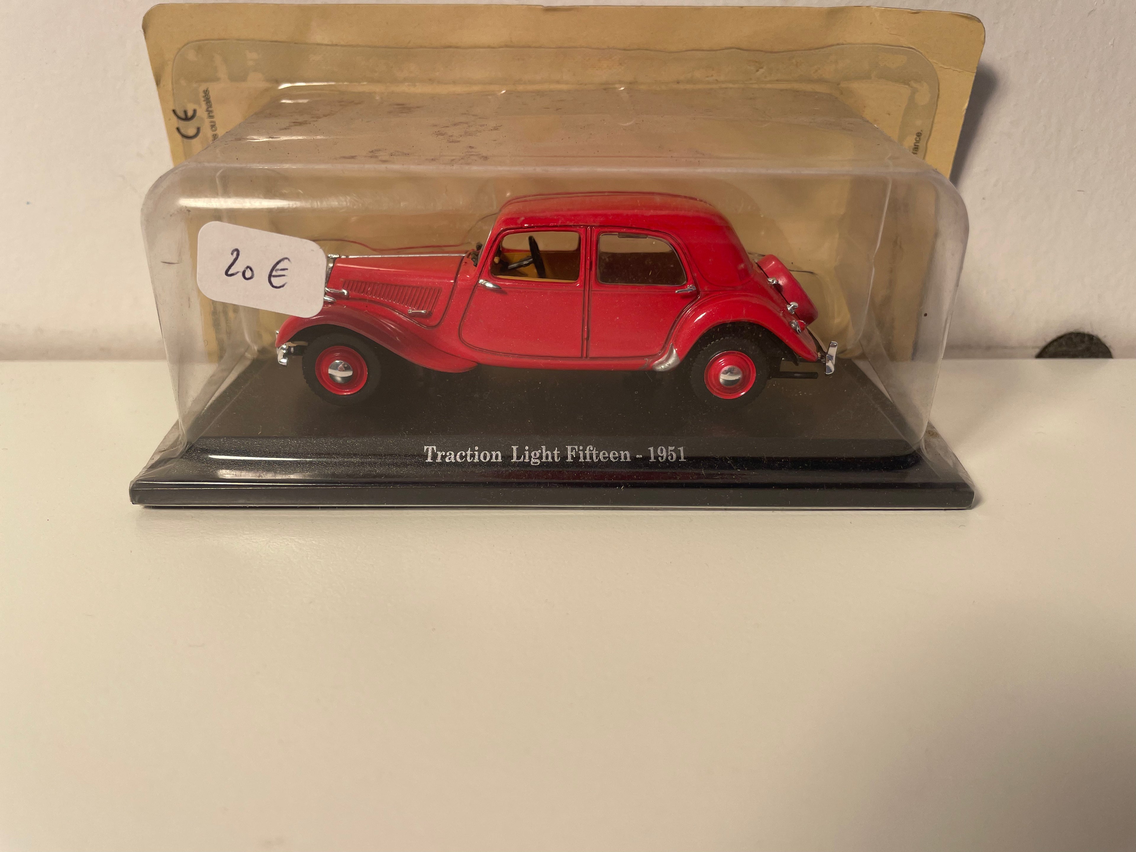 Citroën Traction Avant Light Fifteen rossa del 1951