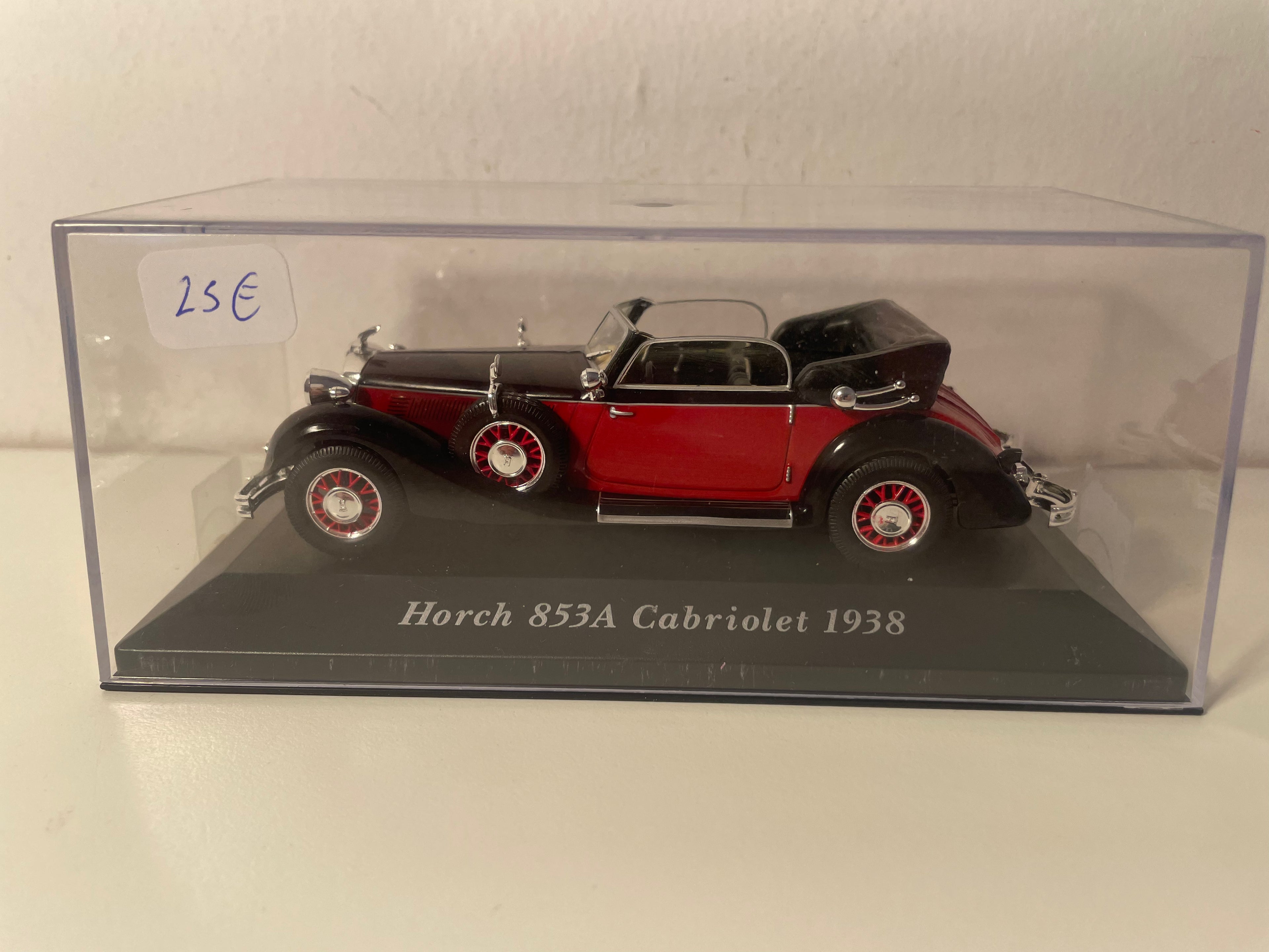 Horch 853A cabriolet nera e rossa scura del 1938