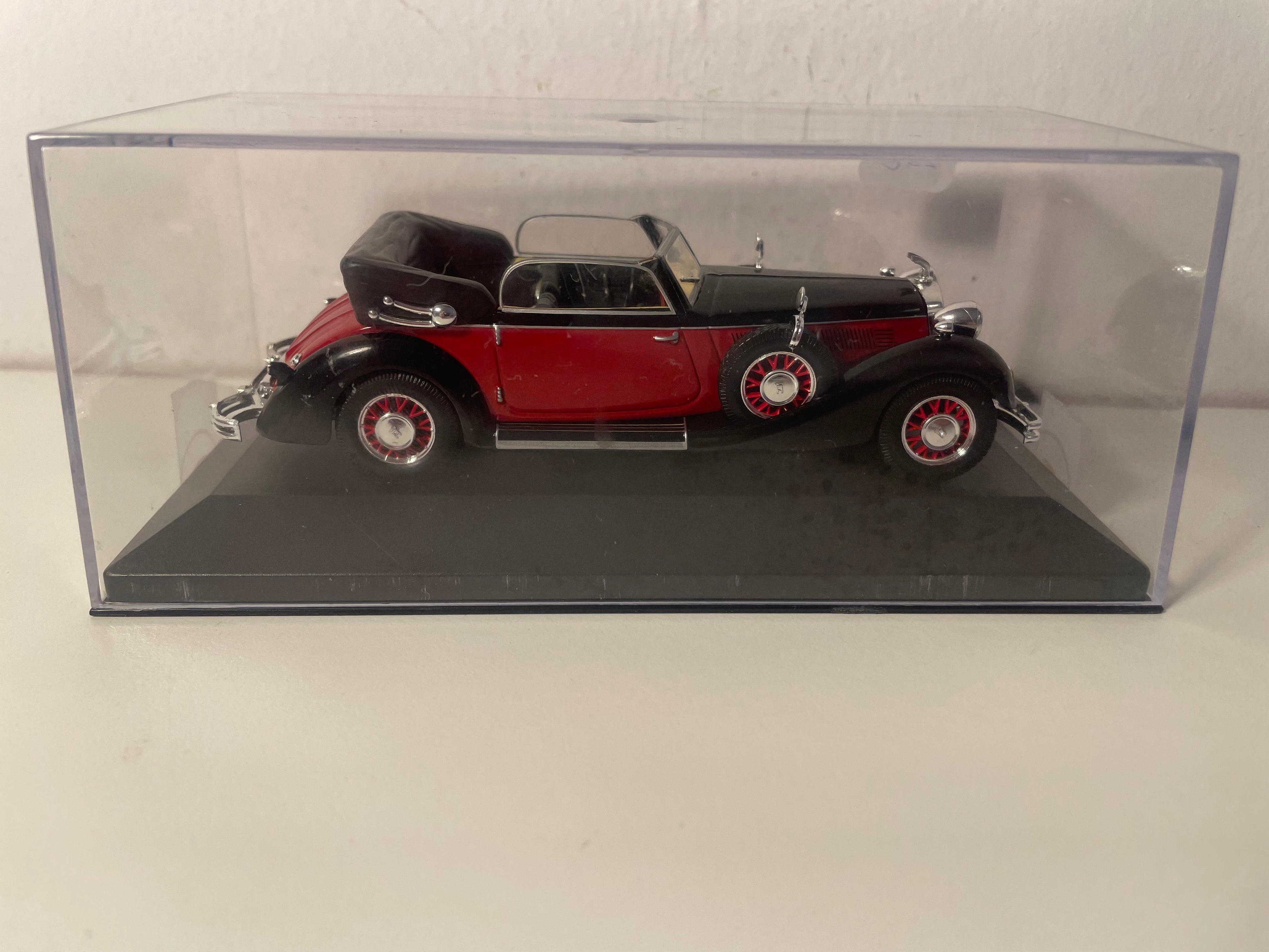 Horch 853A cabriolet nera e rossa scura del 1938