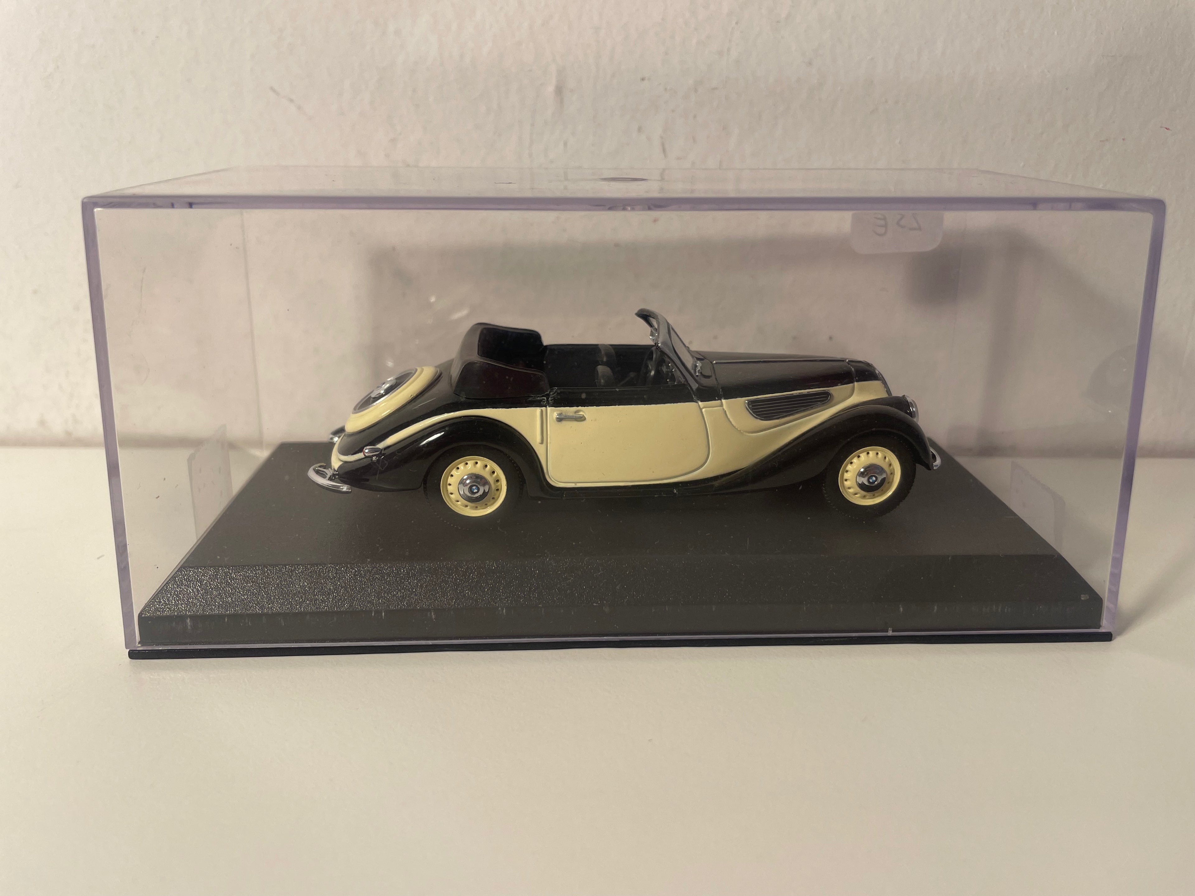 BMW 327 beige y negro cabriolet de 1941 (a priori)