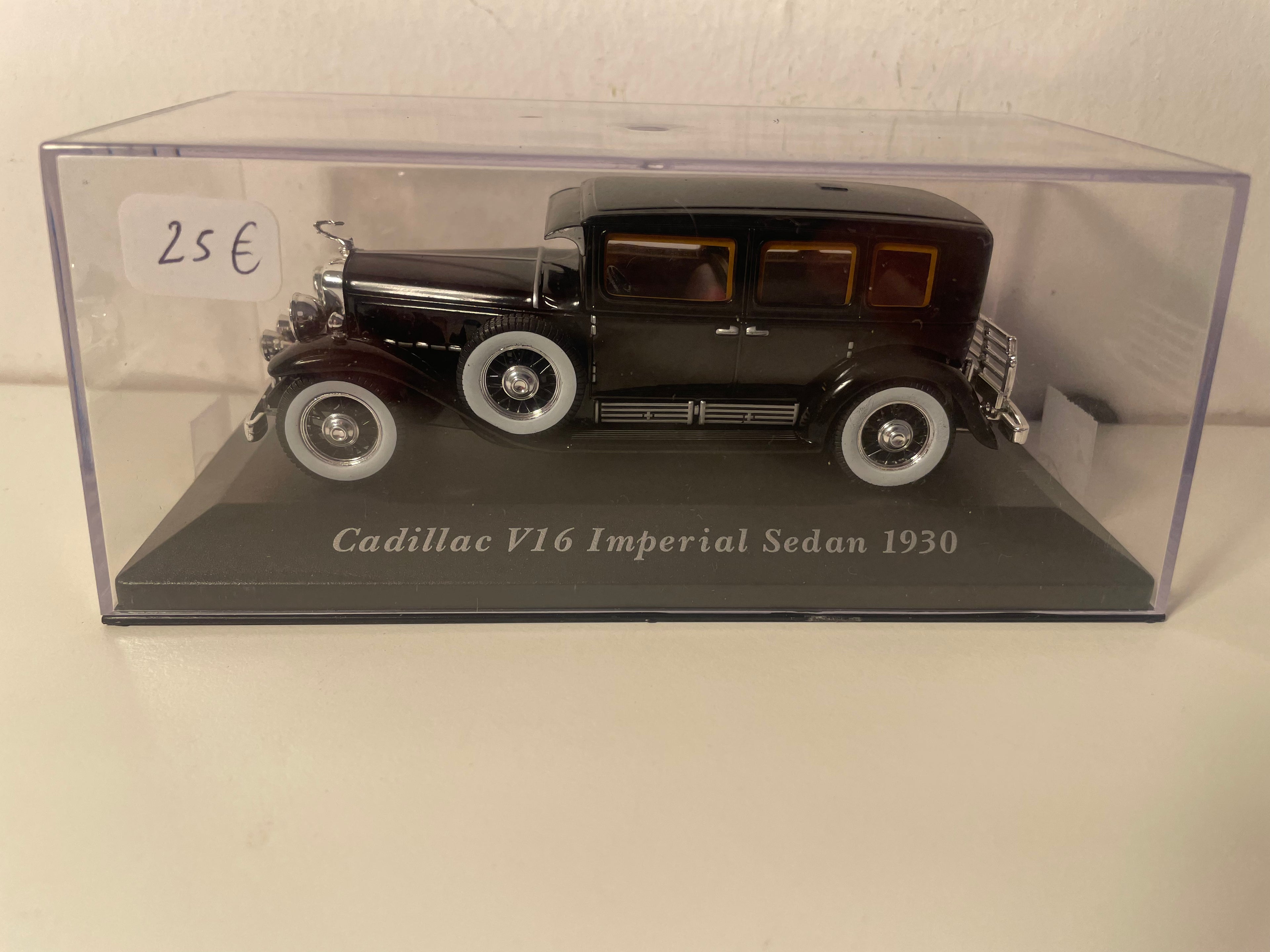 Cadillac V16 Impérial Sedan noire de 1930 (voiture américaine)