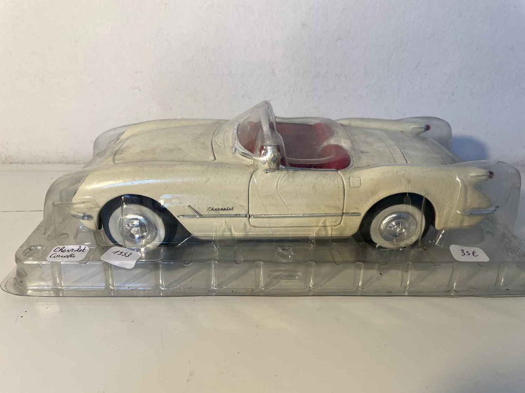 Chevrolet Corvette z 1953 roku w kolorze kremowo-beżowym (Solido w skali 1/18)