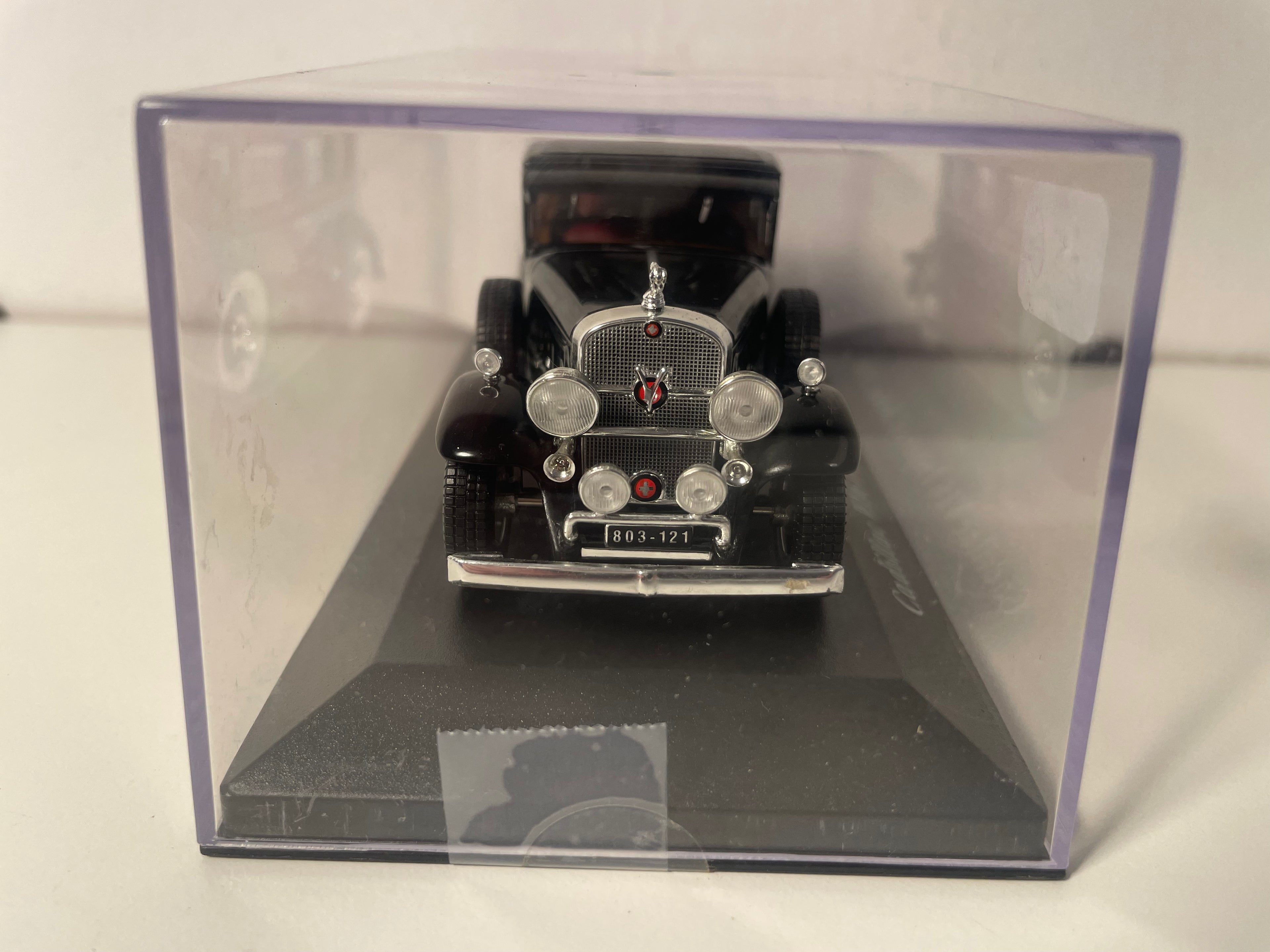Cadillac V16 Impérial Sedan noire de 1930 (voiture américaine)