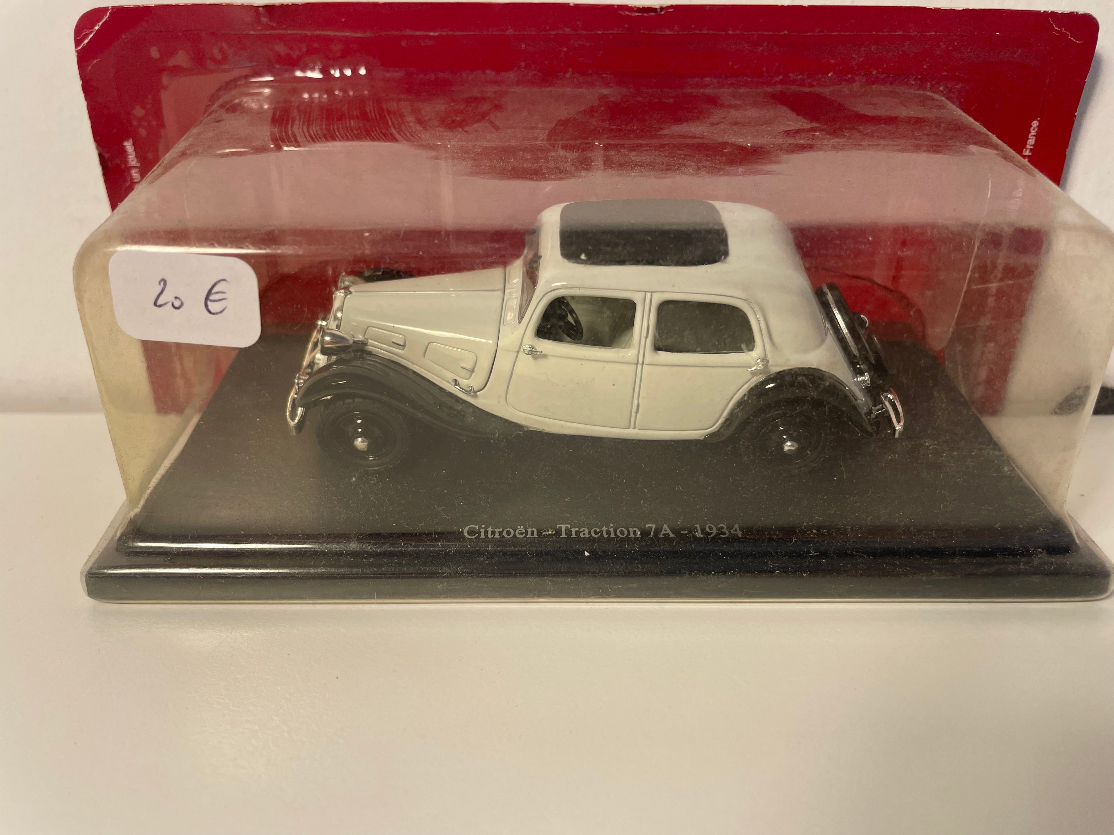 Citroën traction 7A blanche (blanc cassé) et noire de 1934