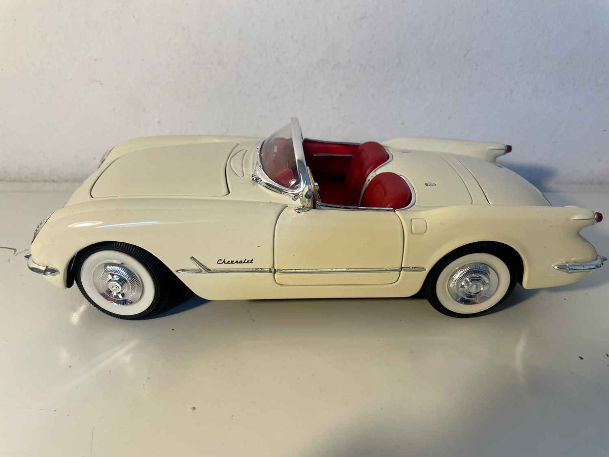 Chevrolet Corvette z 1953 roku w kolorze kremowo-beżowym (Solido w skali 1/18)