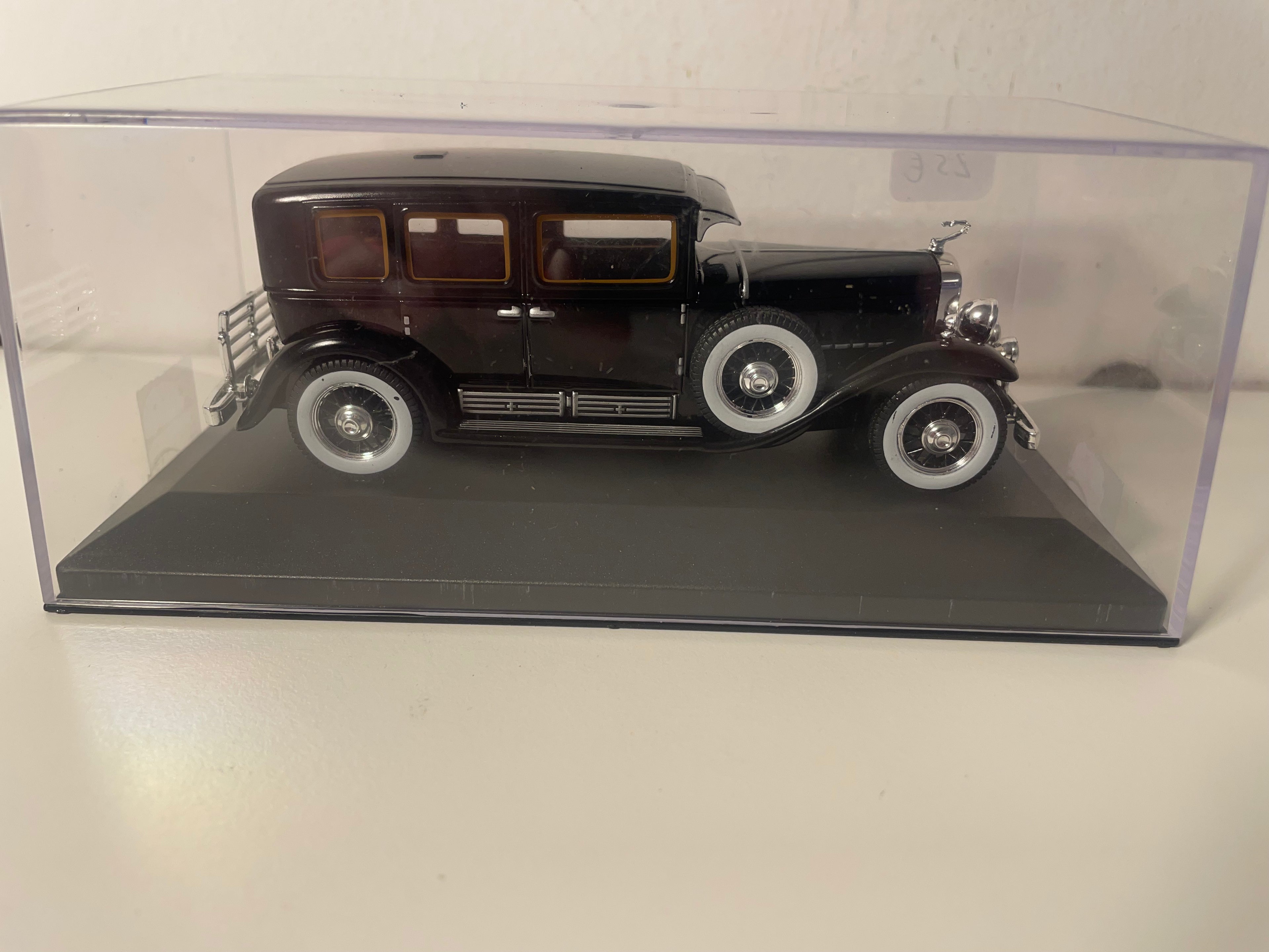 Cadillac V16 Impérial Sedan noire de 1930 (voiture américaine)