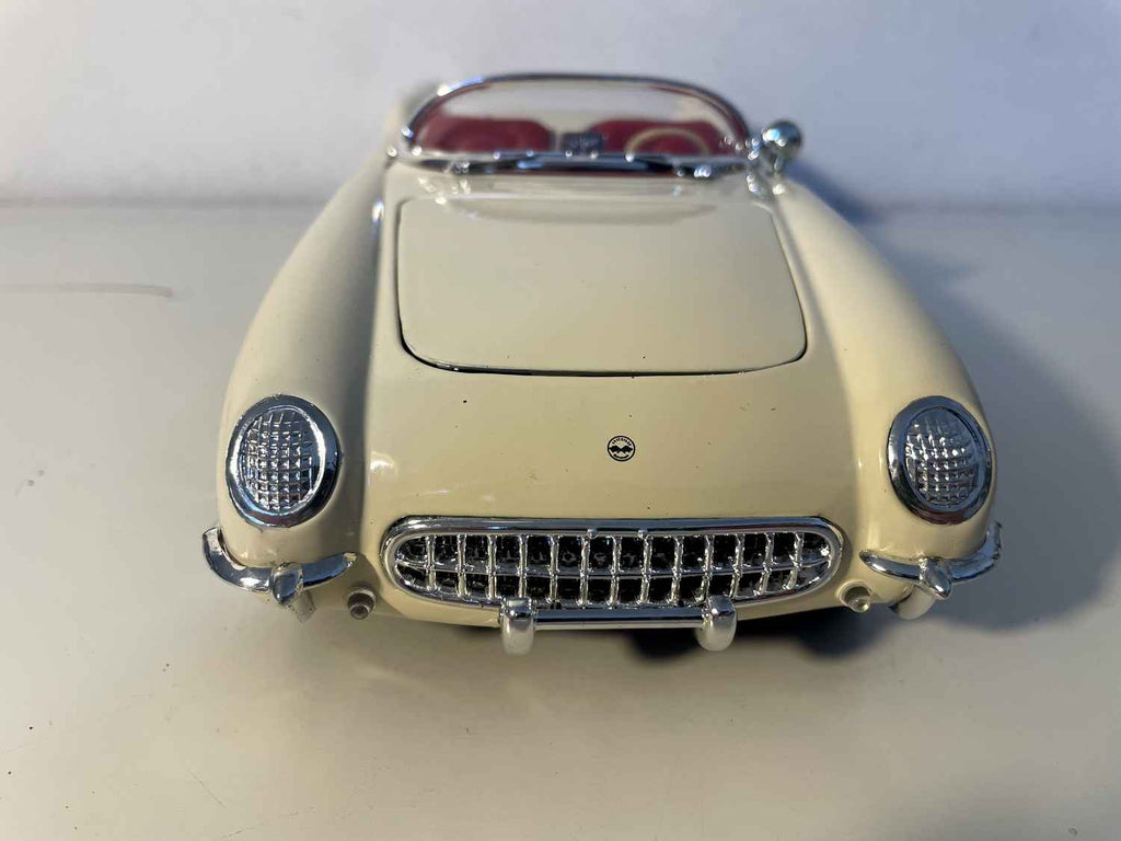 Chevrolet Corvette z 1953 roku w kolorze kremowo-beżowym (Solido w skali 1/18)