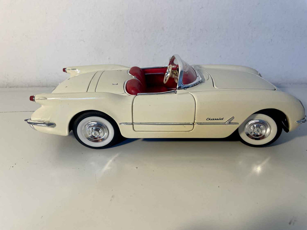 Chevrolet Corvette z 1953 roku w kolorze kremowo-beżowym (Solido w skali 1/18)