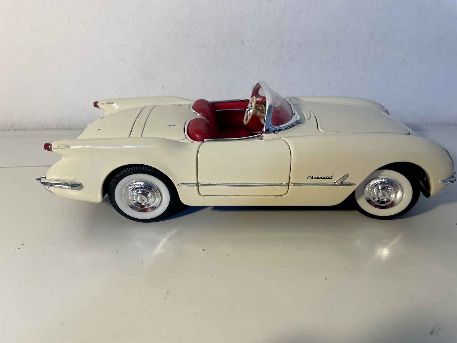 Chevrolet Corvette z 1953 roku w kolorze kremowo-beżowym (Solido w skali 1/18)