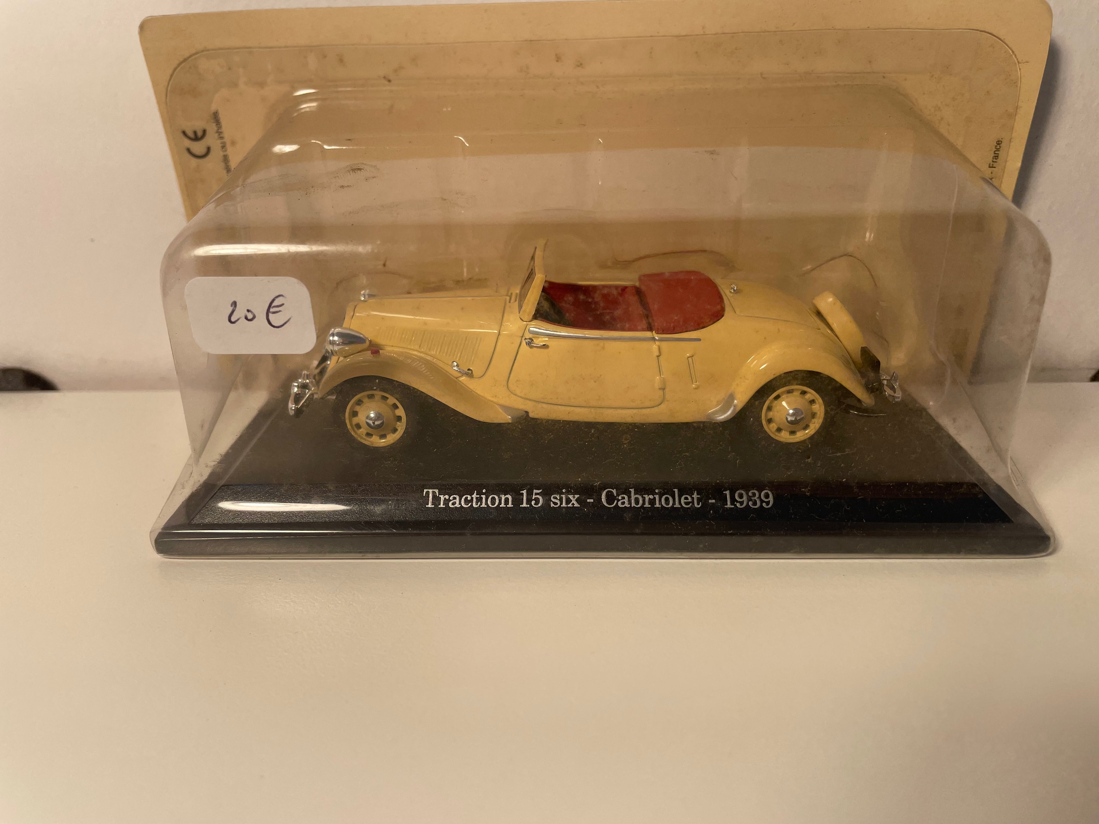 Citroën traction 15 six cabriolet couleur beige / orange pâle? de 1939