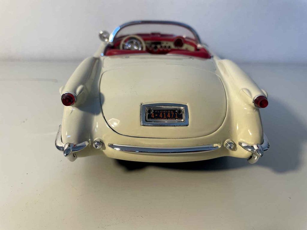 Chevrolet Corvette z 1953 roku w kolorze kremowo-beżowym (Solido w skali 1/18)