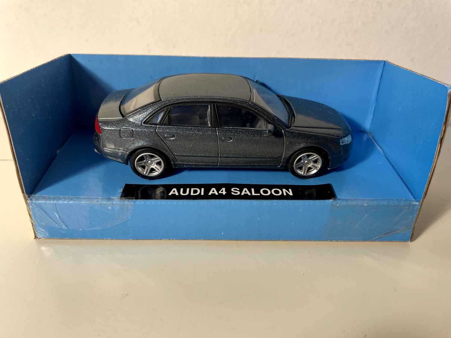 Audi A4 Sedán gris azulado - colección CityCruiser