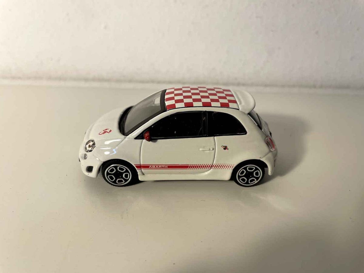 Fiat Abarth 500 branca com teto quadriculado branco e vermelho - Burago